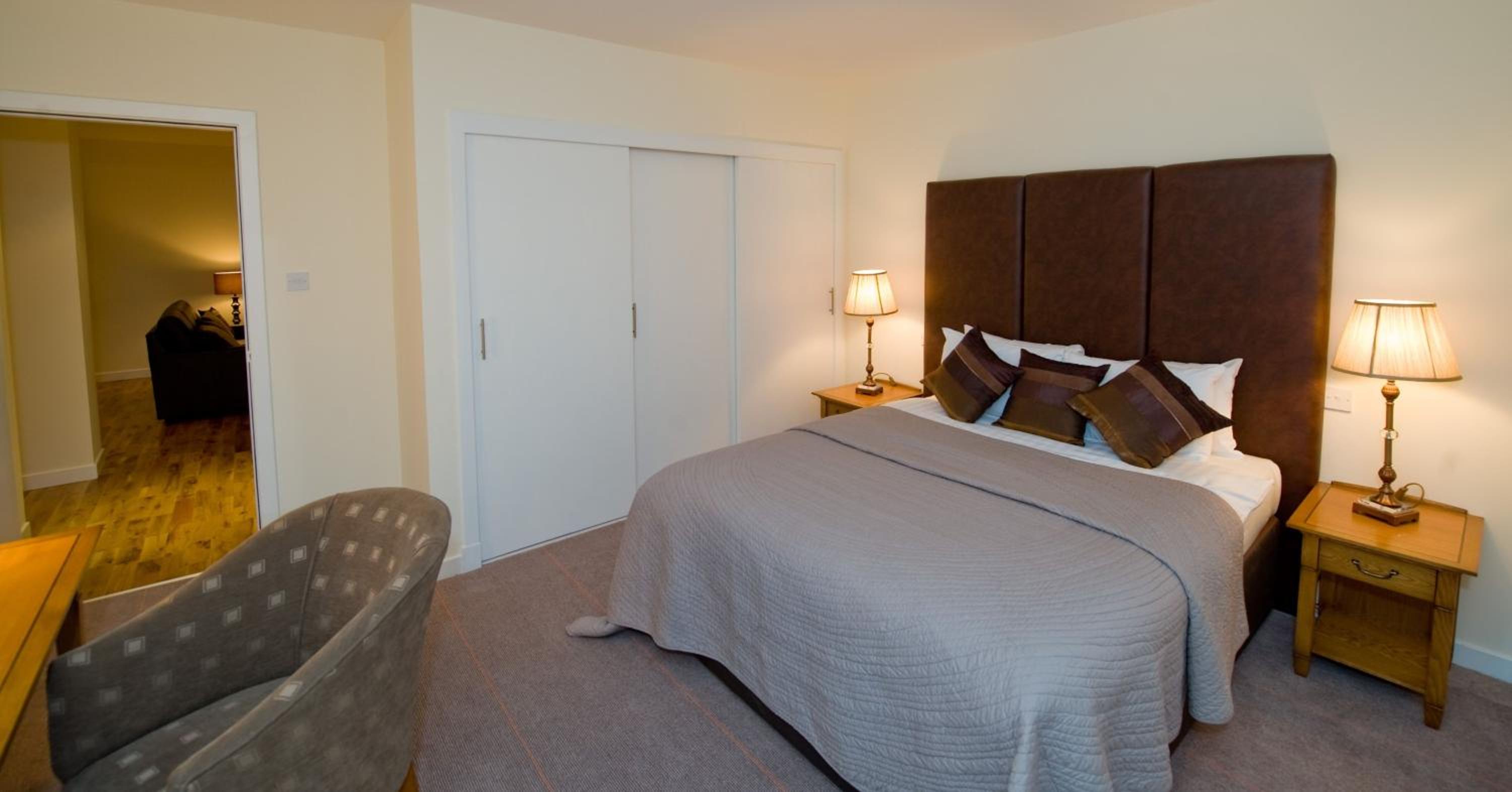 Executive One-Bedroom Apartment - Photo 2