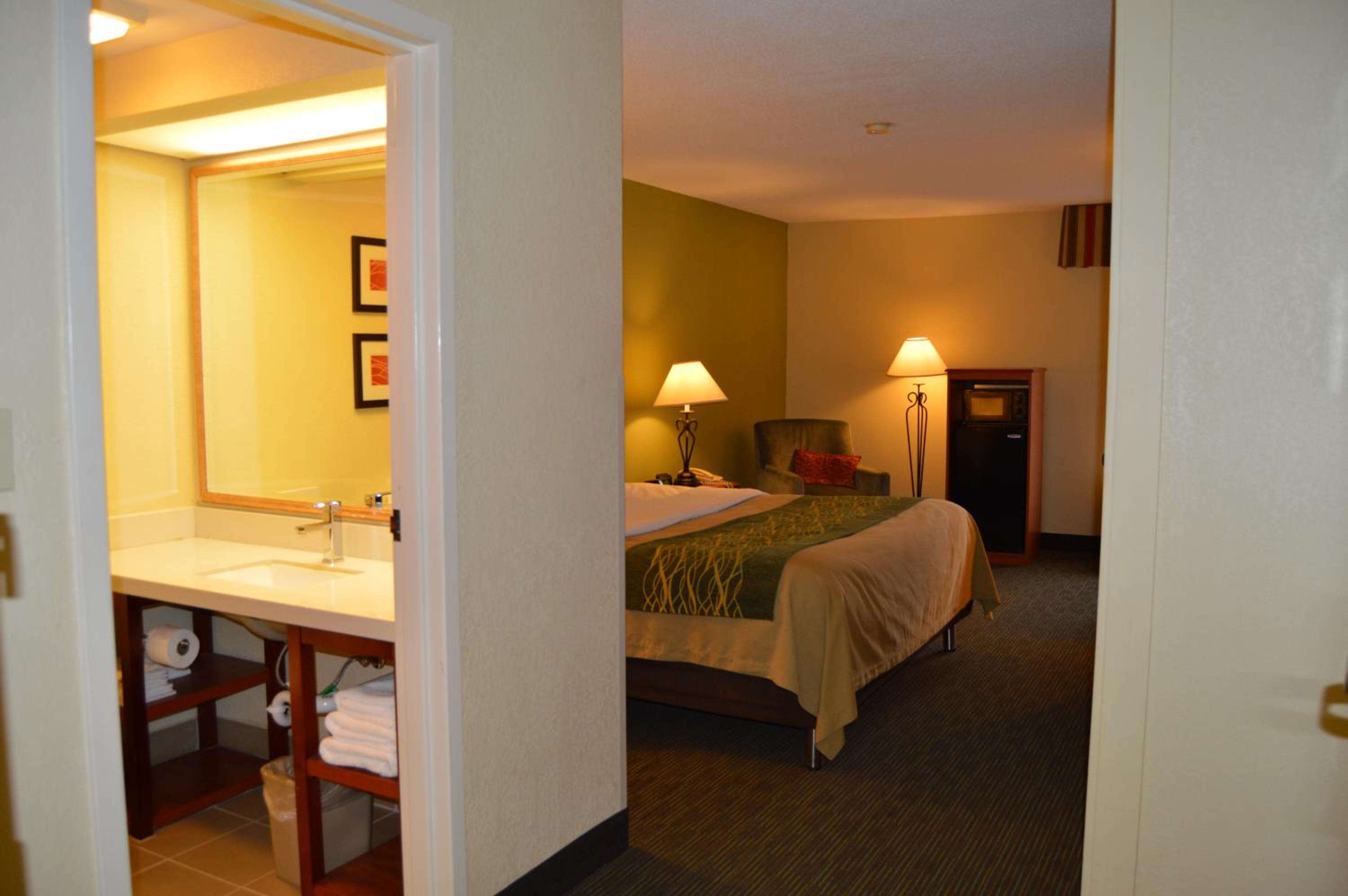 Deluxe Queen Room - Non-Smoking - Photo 12
