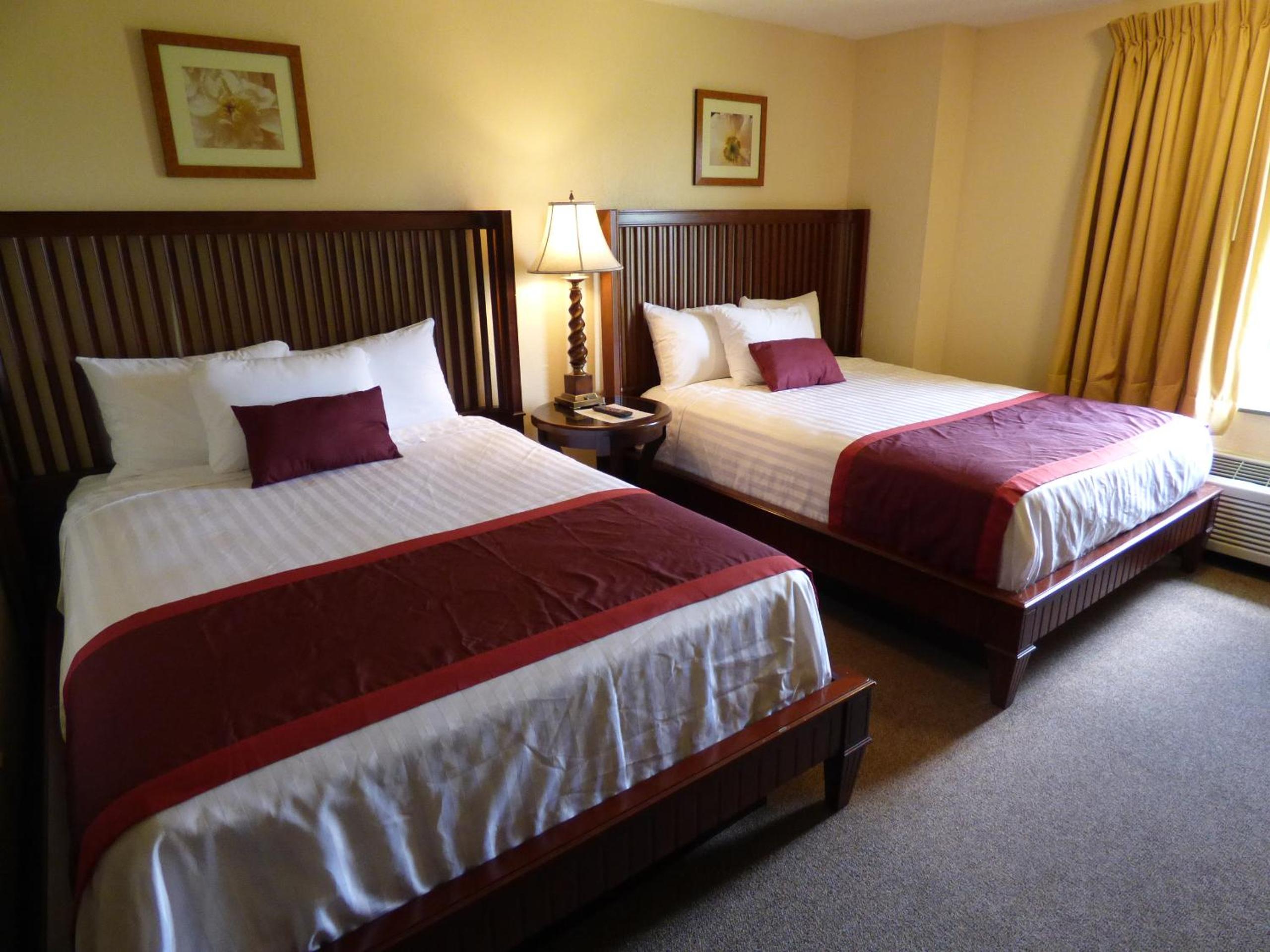 Queen Room with Two Queen Beds - Non-Smoking - Photo 2