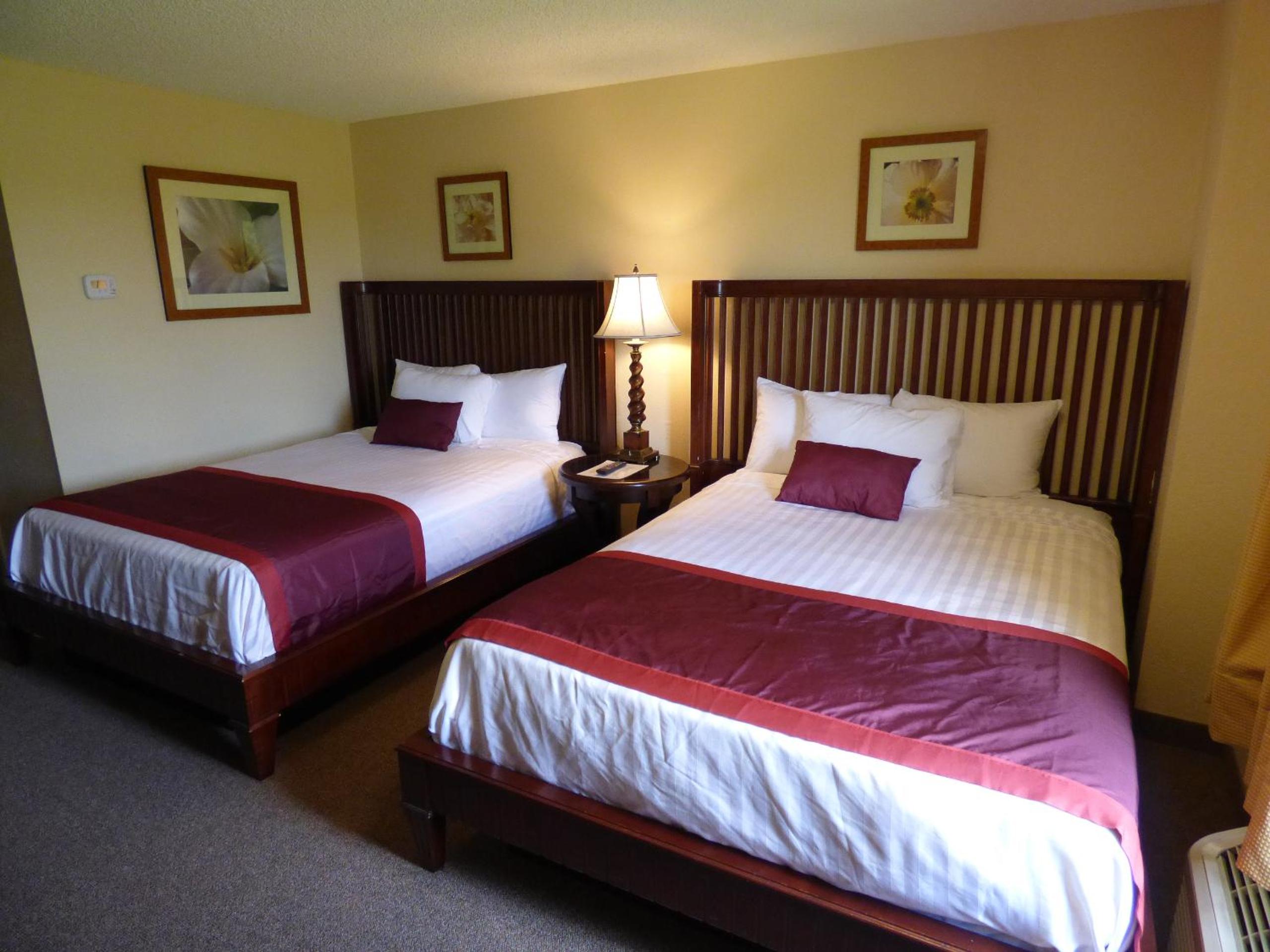 Queen Room with Two Queen Beds - Non-Smoking - Photo 3