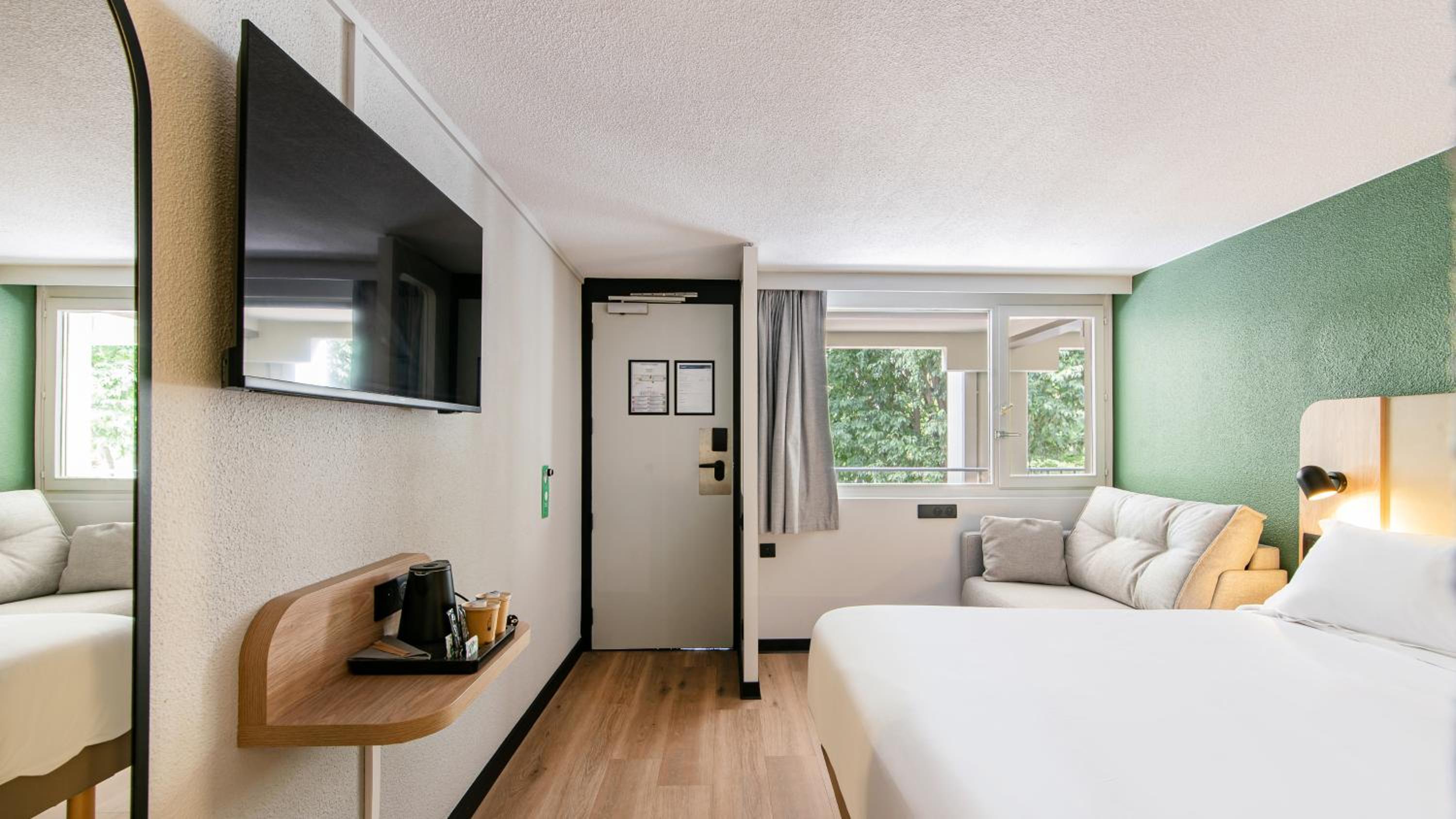 Standard Room - 1 Queen Bed 1 Sofa Bed - Photo 2