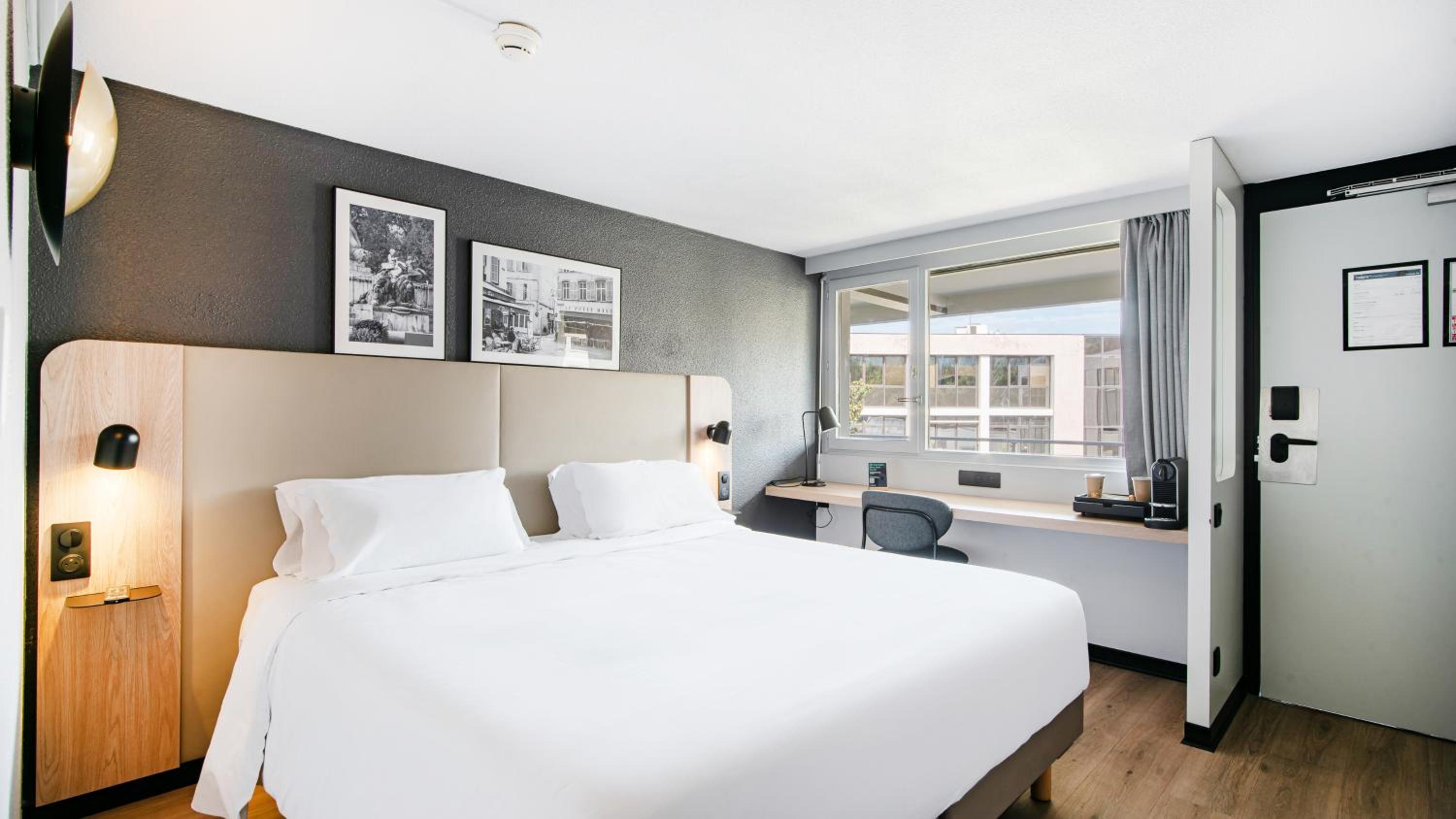 Superior Room - 1 King Bed - Photo 2