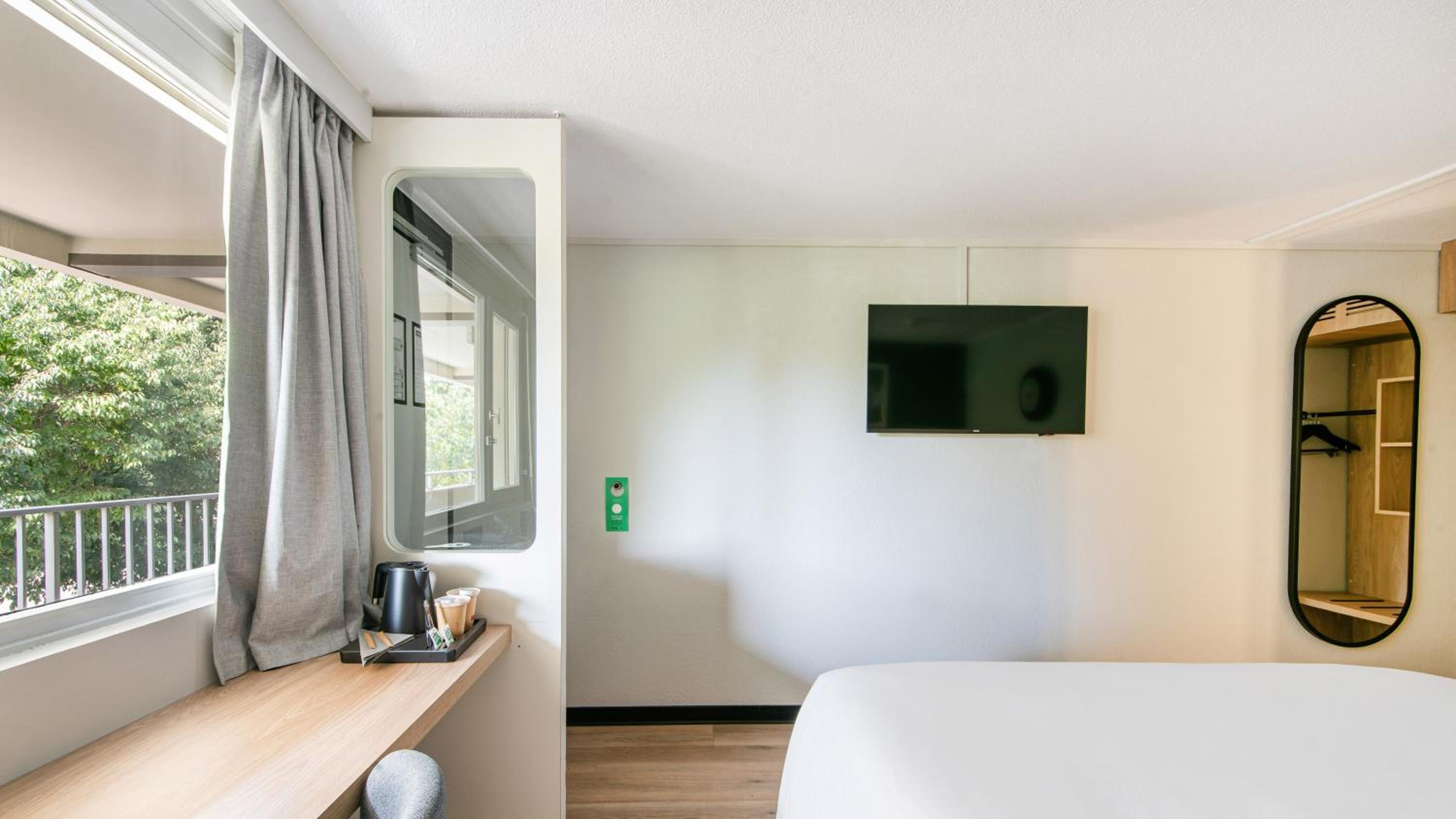 Standard Room - 1 Queen Bed - Photo 6