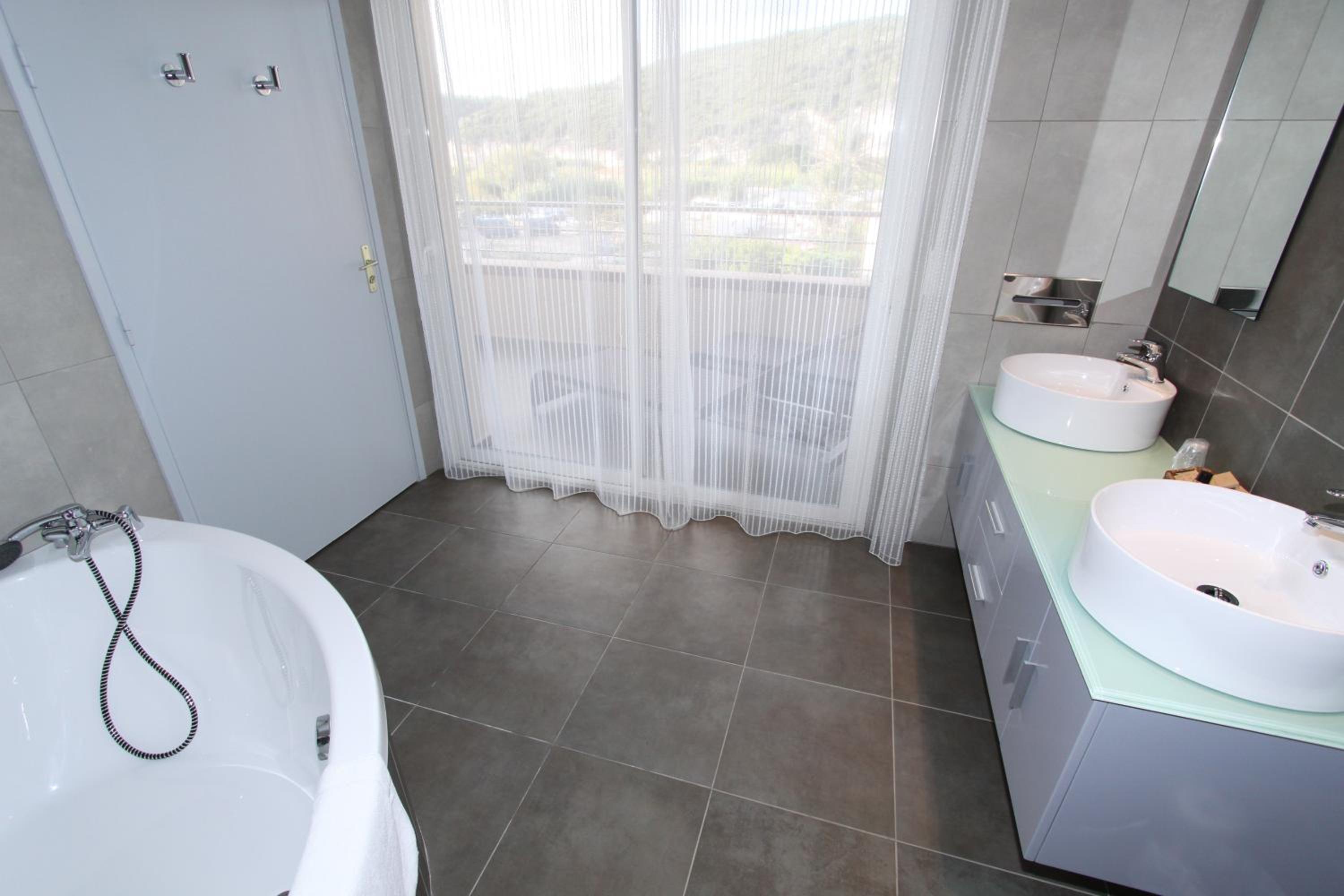 Deluxe Suite - Photo 9