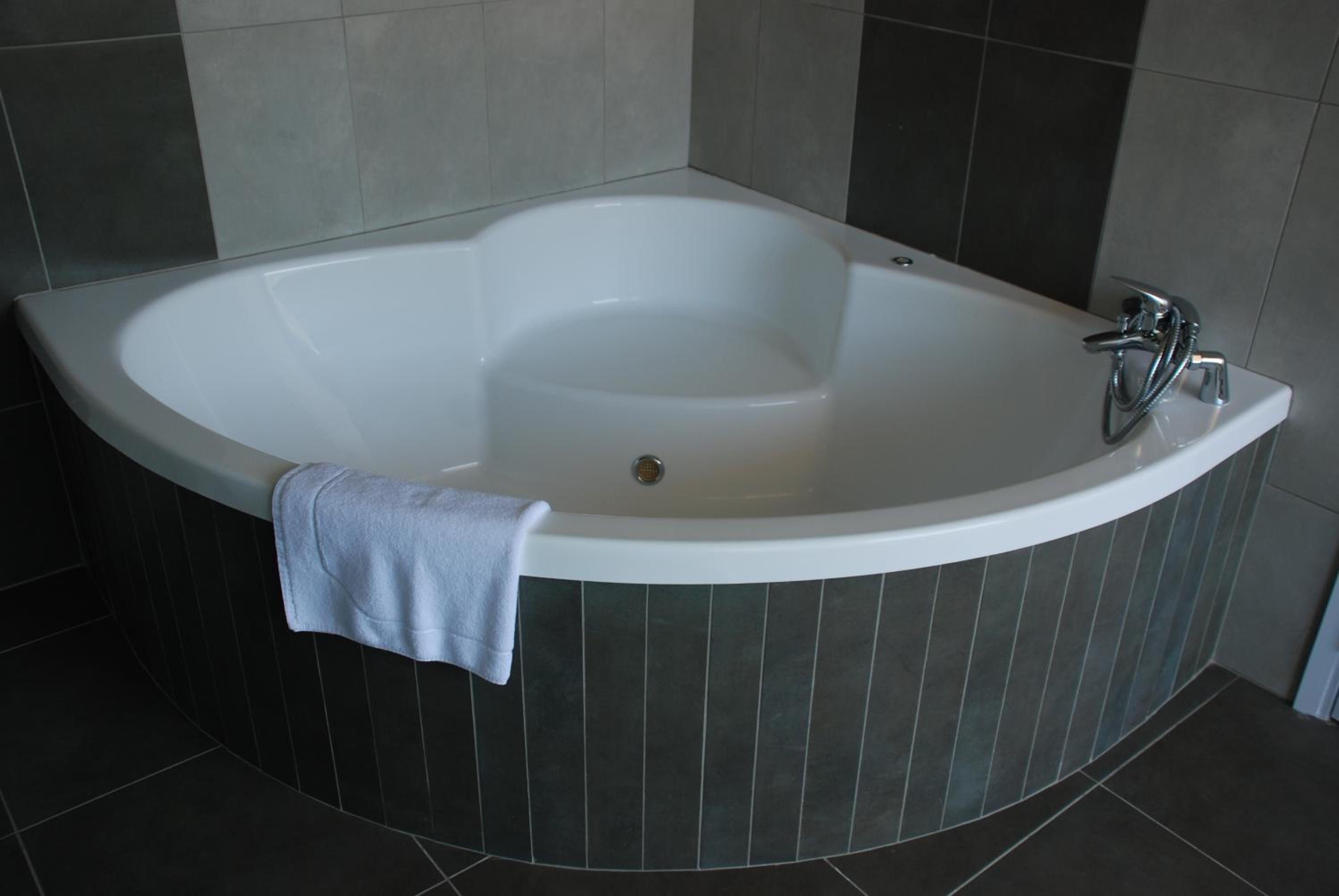 Deluxe Suite - Photo 7