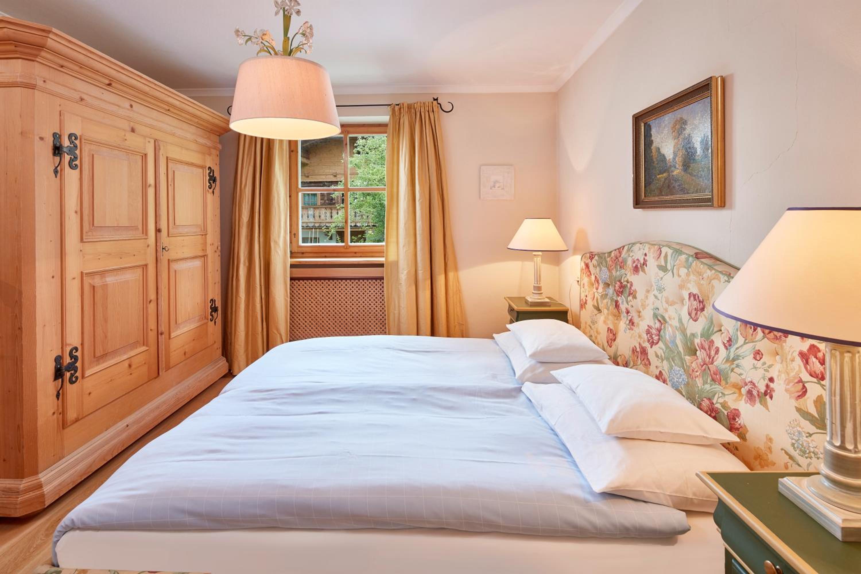 Classic One-Bedroom Apartment with Balcony