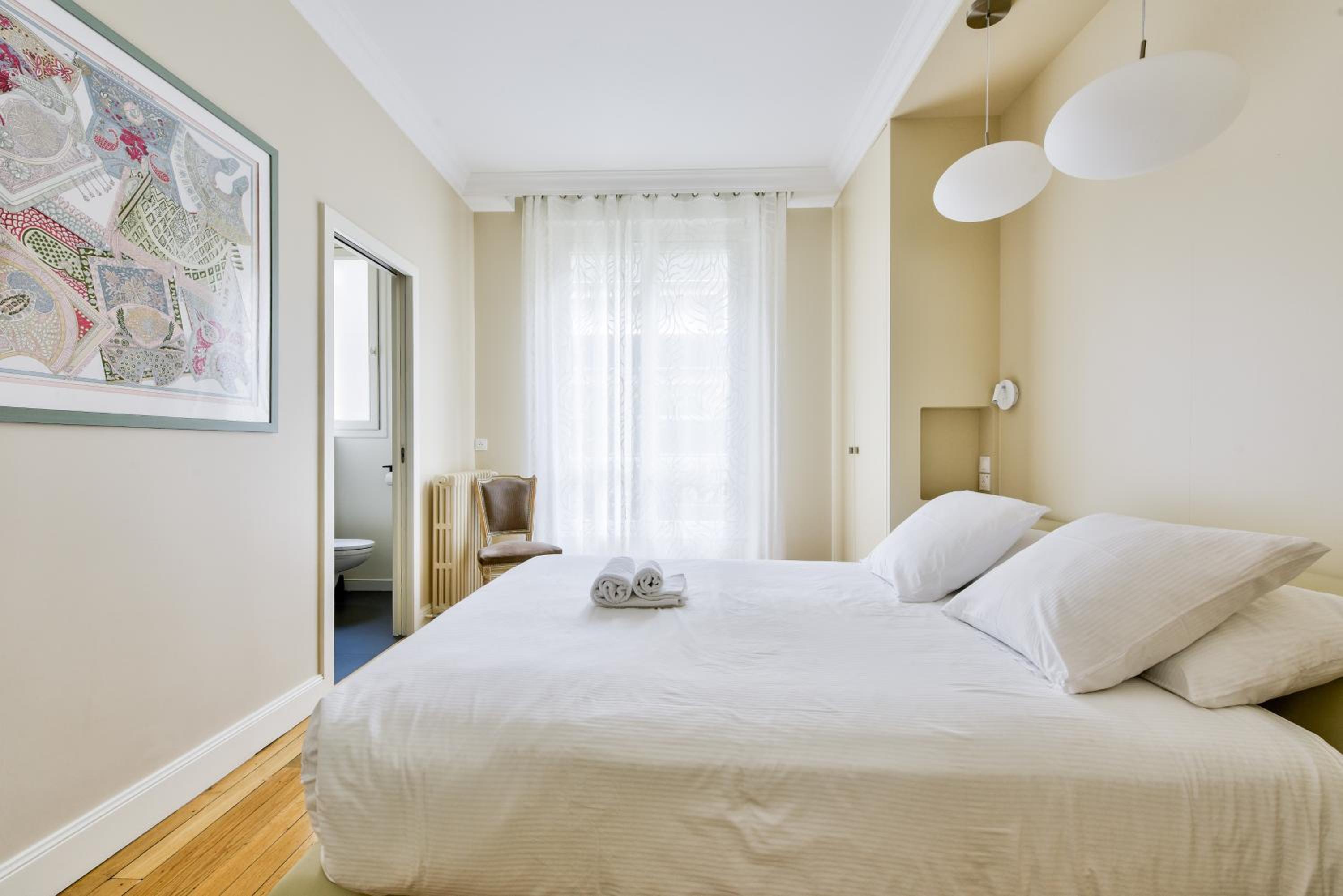 Queen Room photo 2