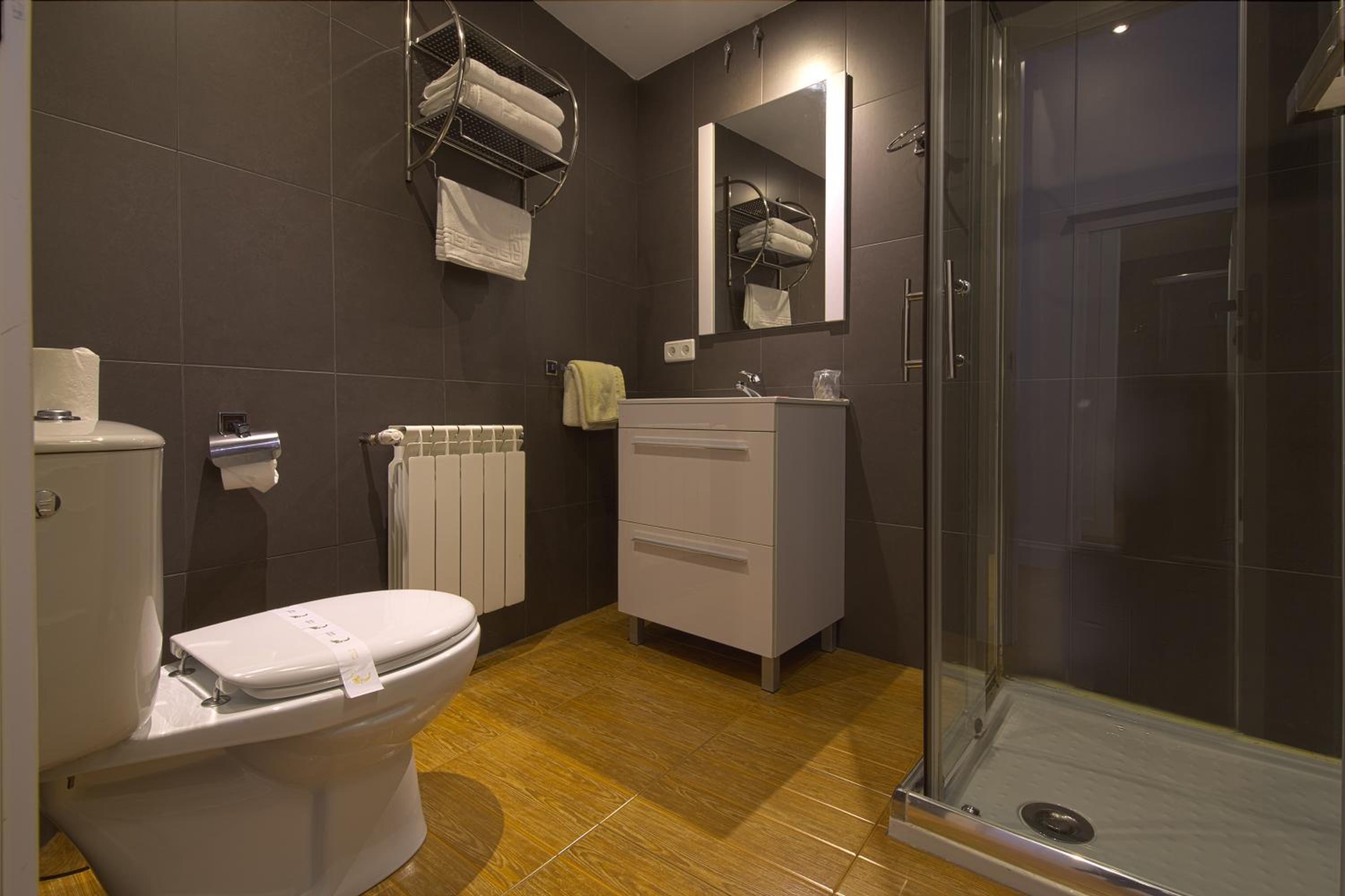 Twin Room with Private Bathroom - Photo 4