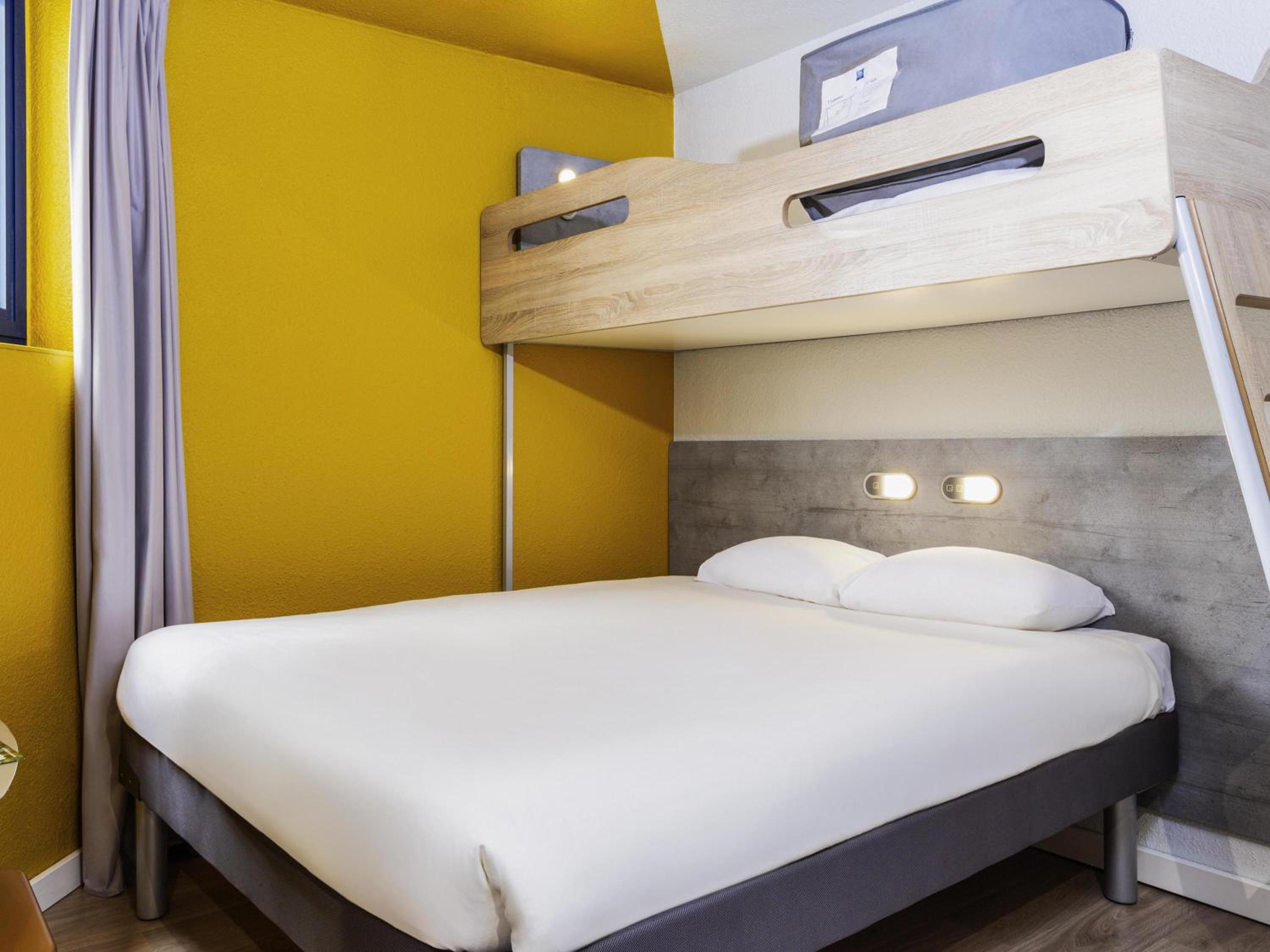 Family Double Room with One Double Bed and Two Single Beds photo 1