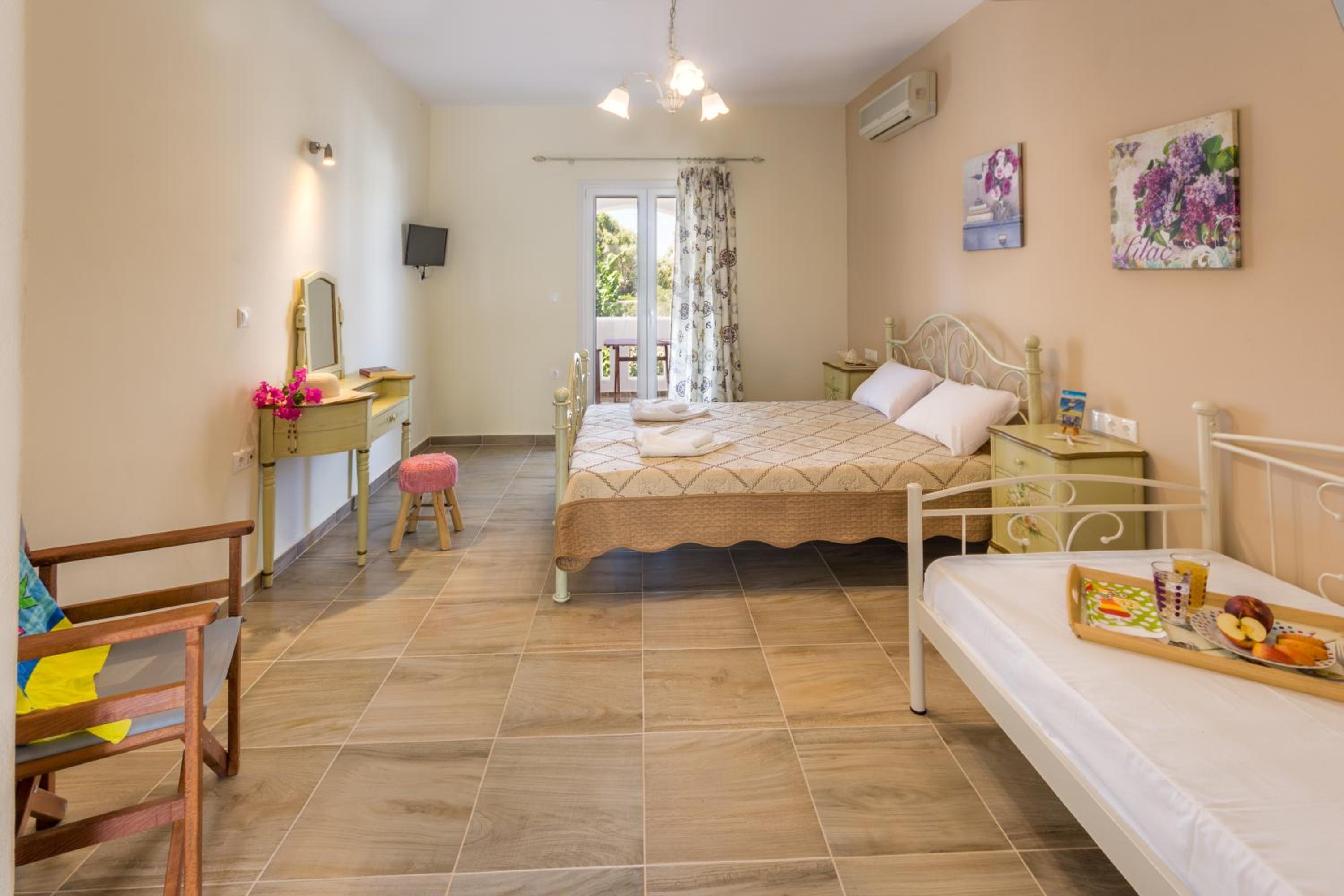 Double Room - Photo 8