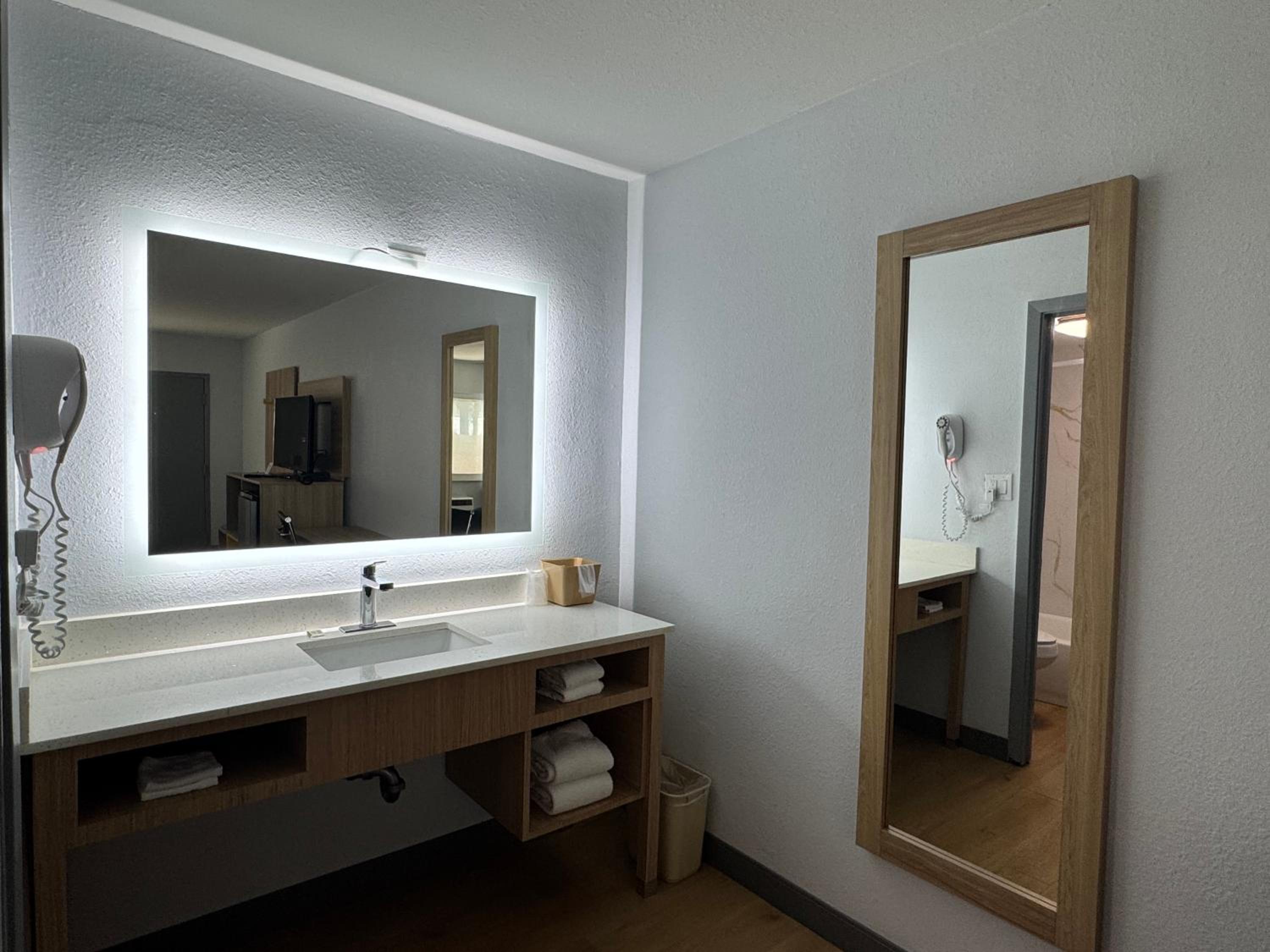 King Room - Non-Smoking - Photo 1