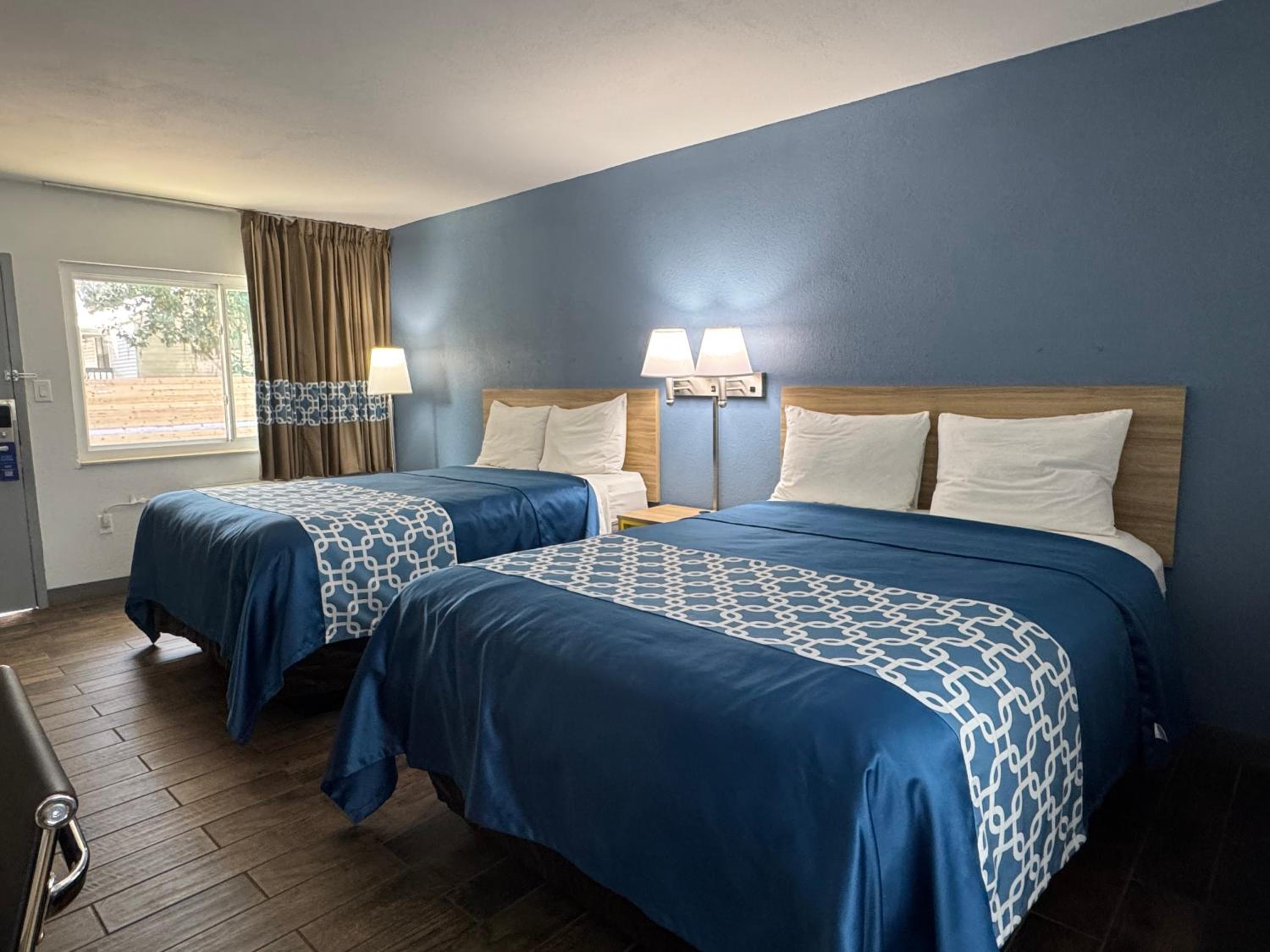 Queen Room with Two Queen Beds - Non-Smoking - Photo 3