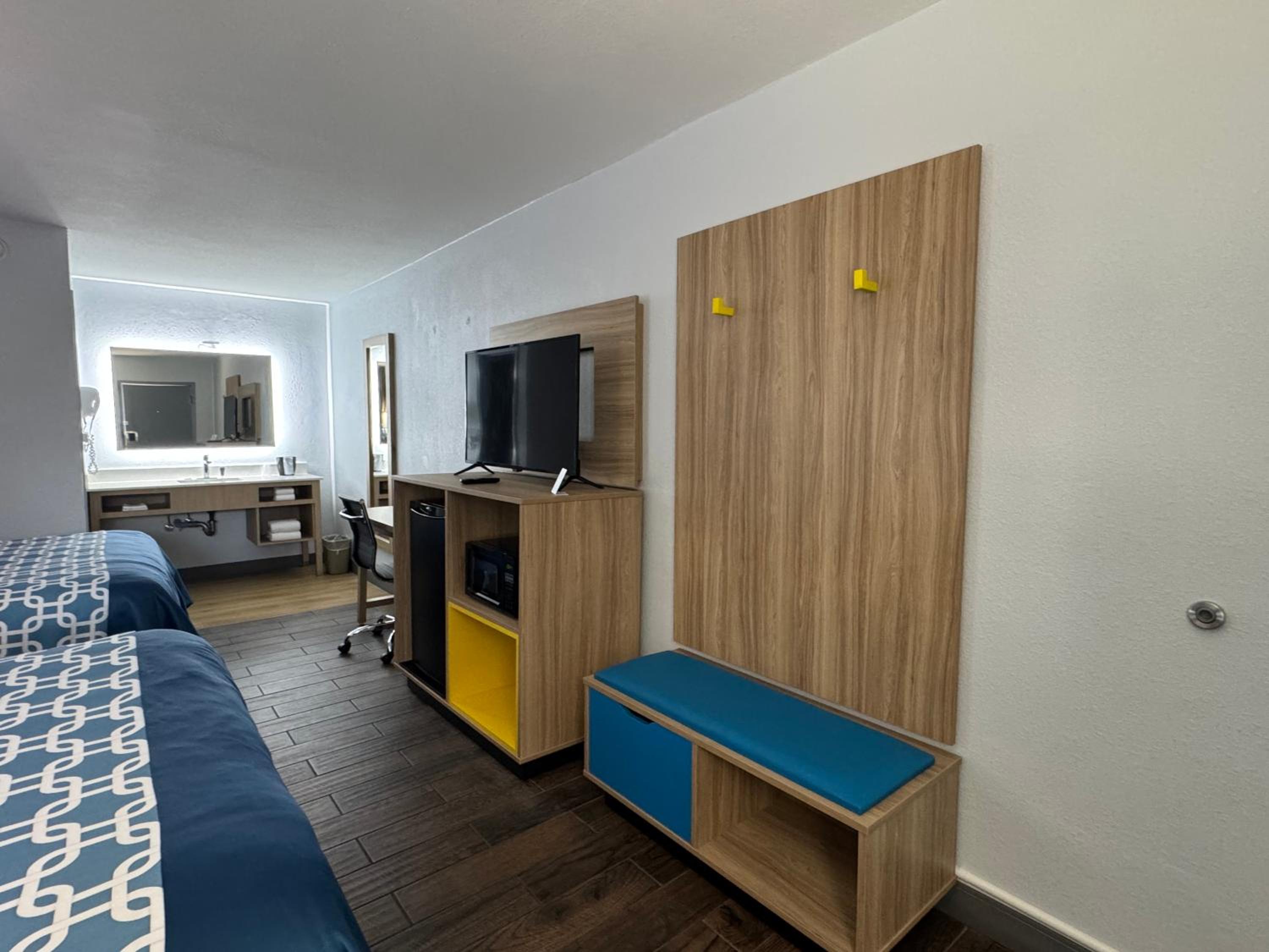 Queen Room with Two Queen Beds - Non-Smoking - Photo 2
