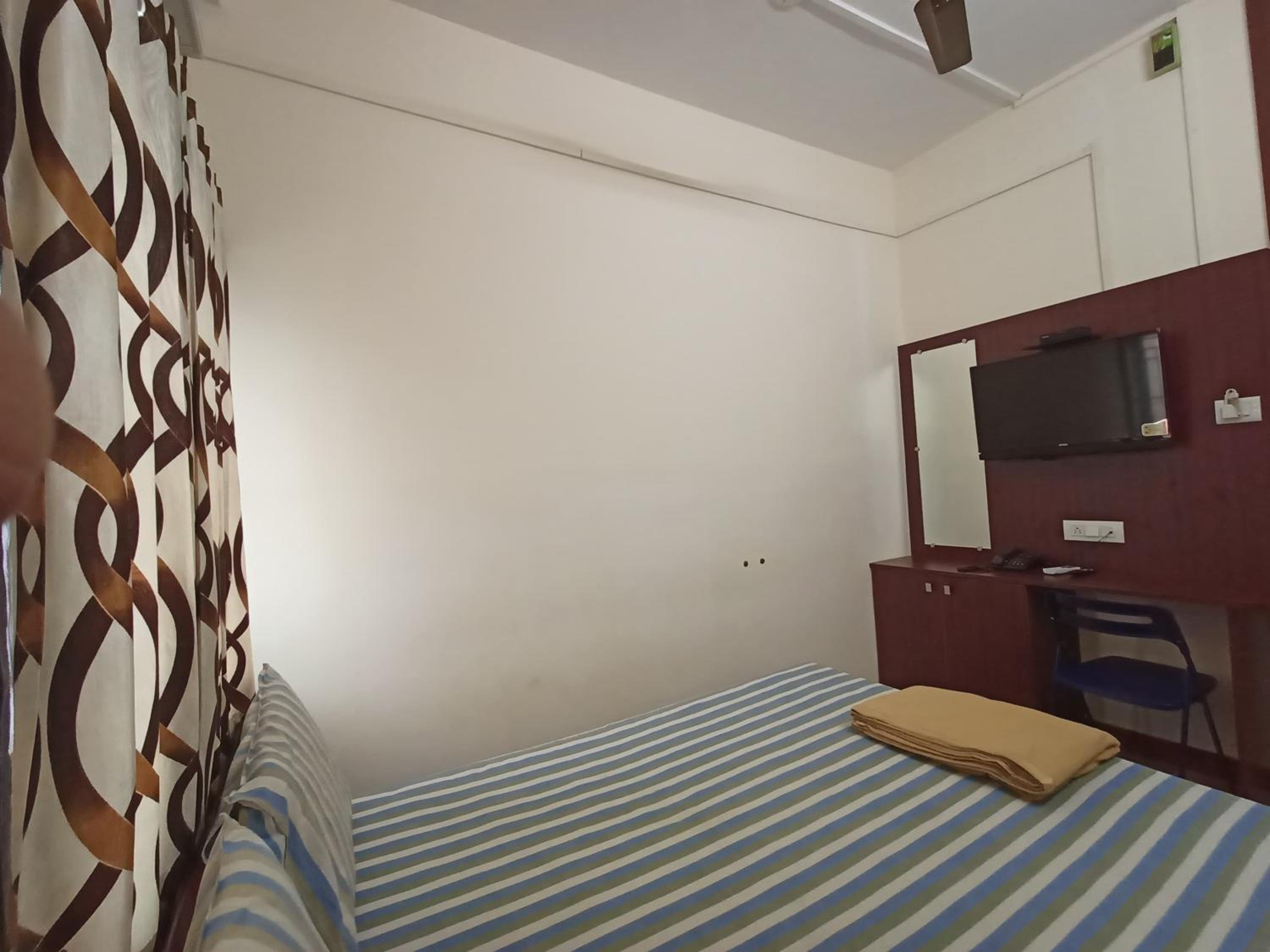 Budget Double Room photo 3
