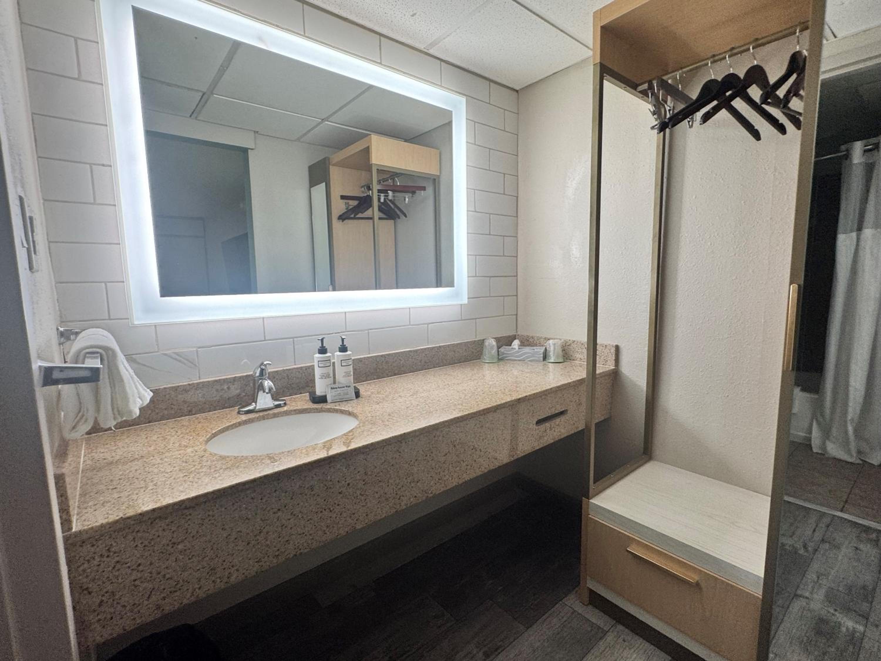 Queen Room - LAKEVIEW
