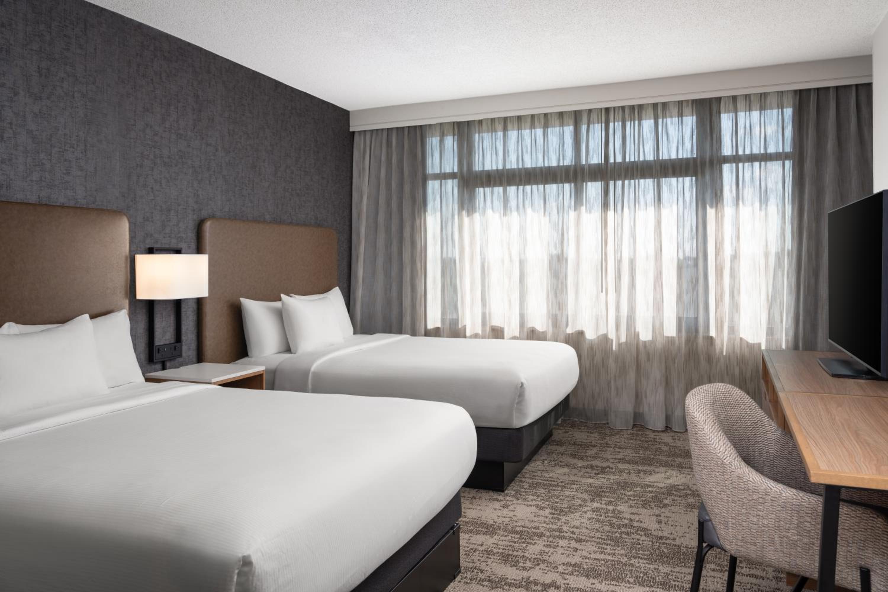 Two-Room Queen Suite with Two Queen Beds - Photo 10