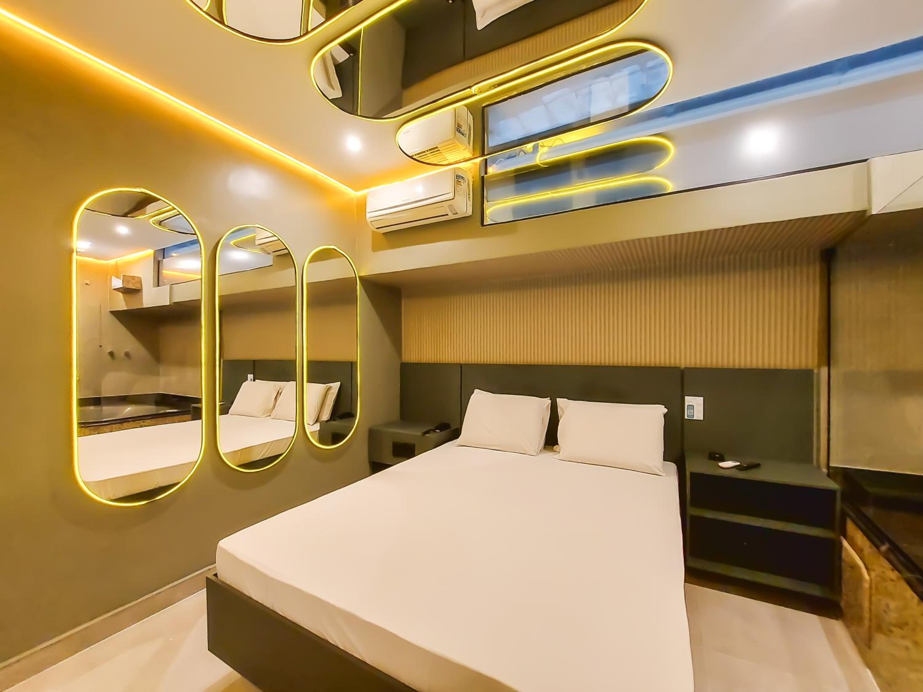 Queen Suite with Spa Bath