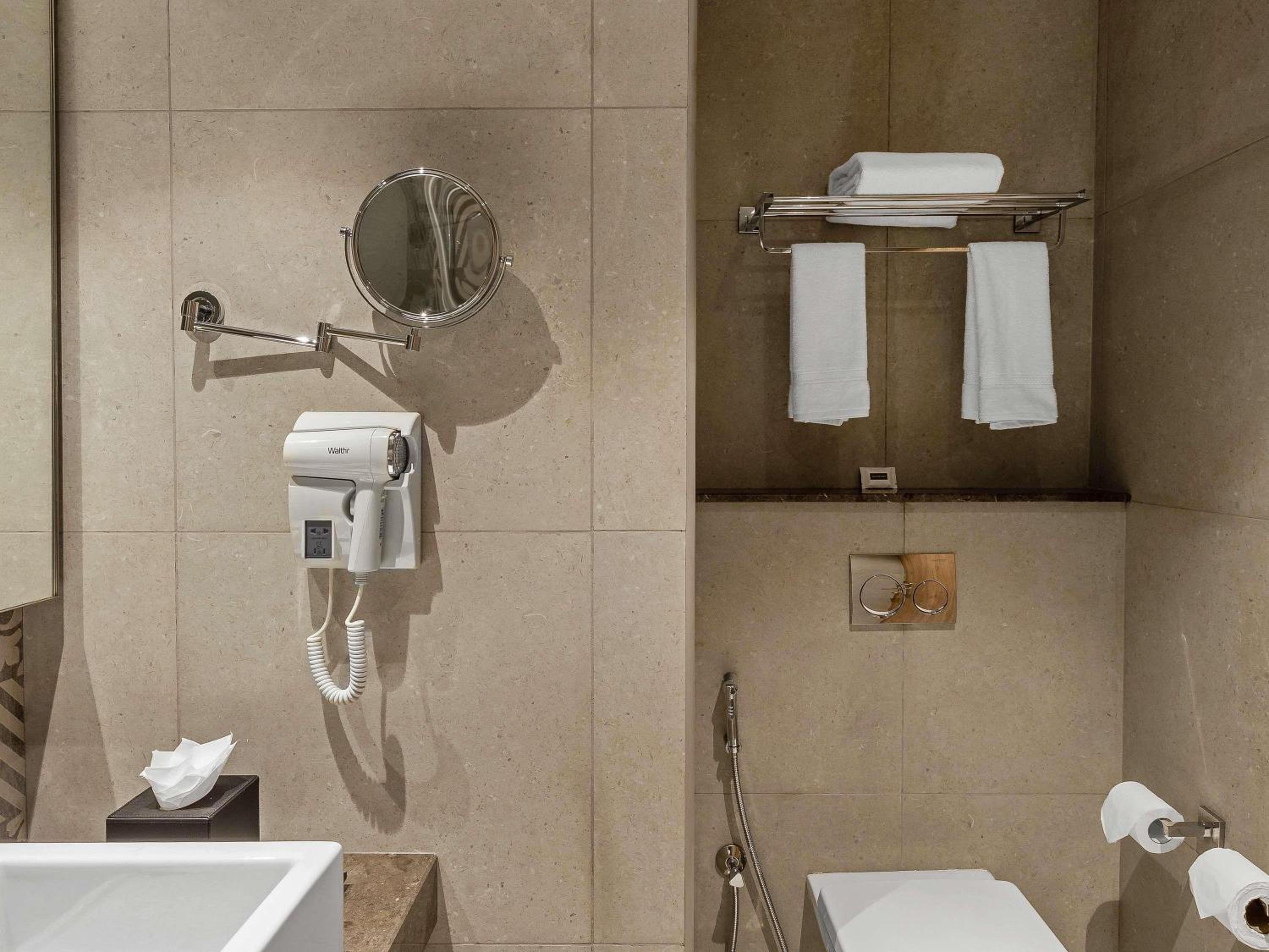 Superior Queen Room with Bay Window - 15% Discount on Food & Beverages and Laundry,  INR 500 SPA credit per room per stay - Photo 5