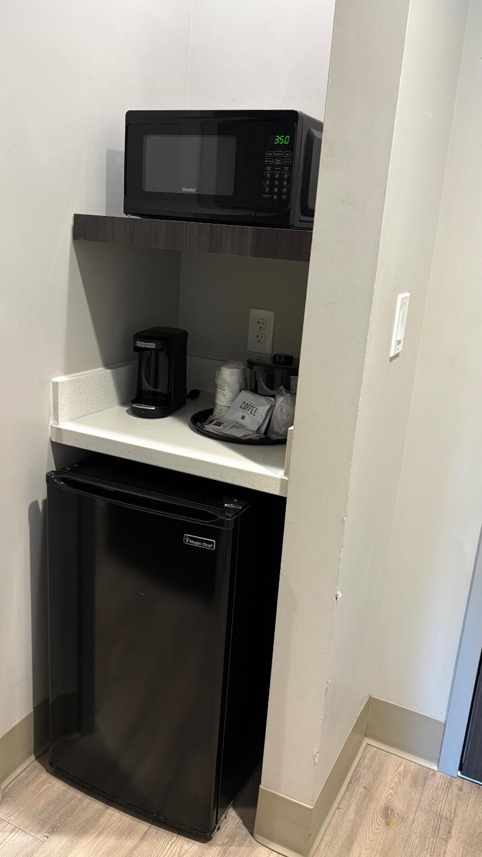 Deluxe King Room with Mobility/Hearing Impaired Access - Non-Smoking