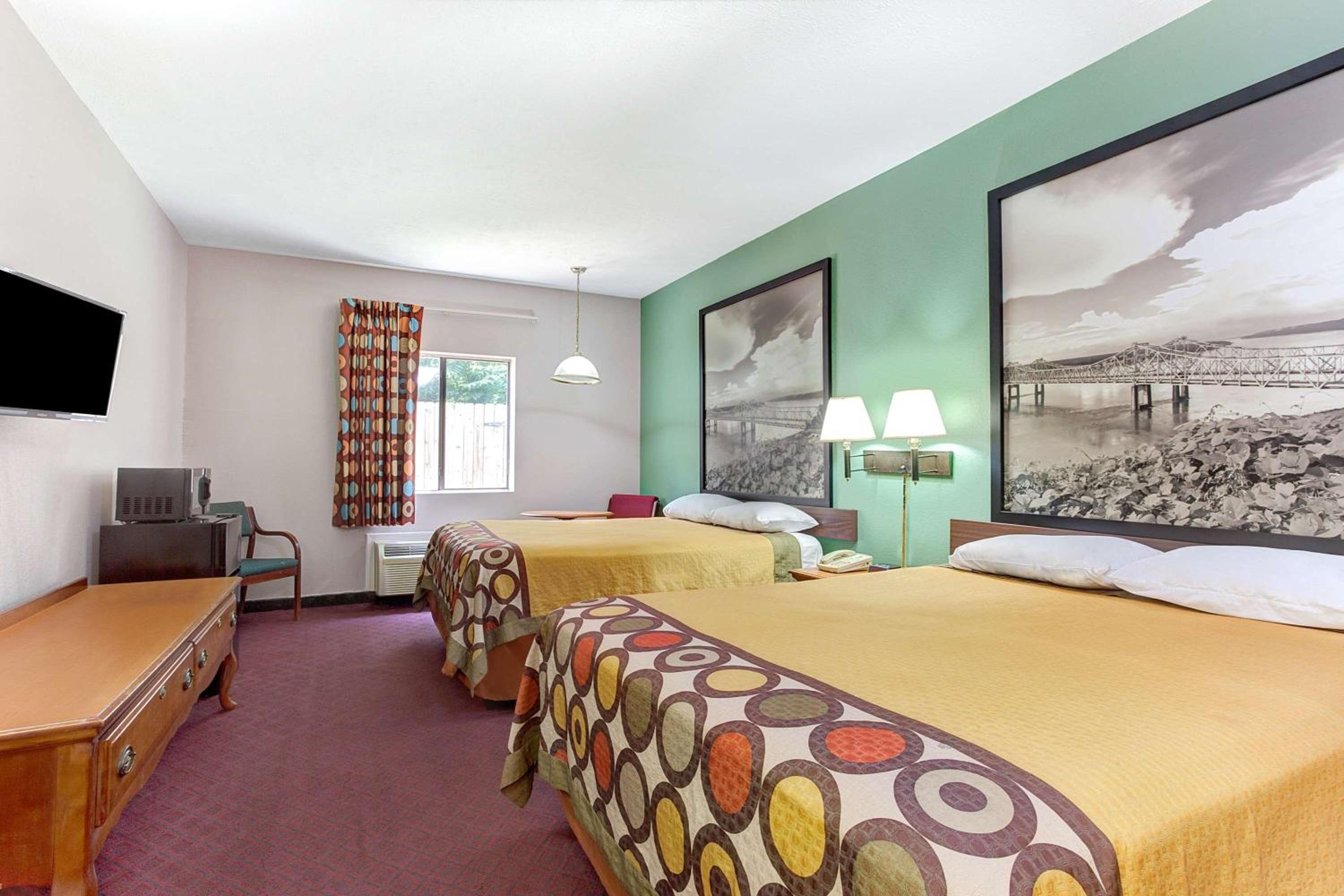 Queen Room with Two Queen Beds - Non-Smoking photo 1