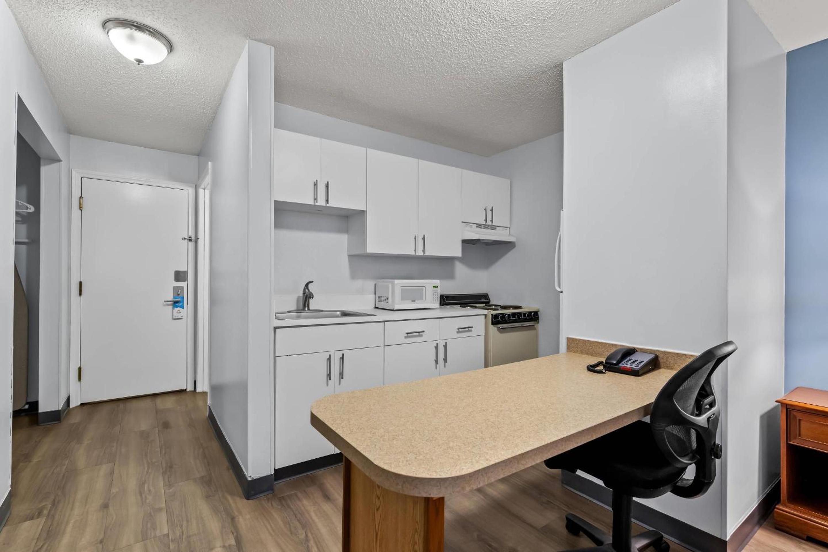 Efficiency Queen Room - Accessible/Non-Smoking photo 3