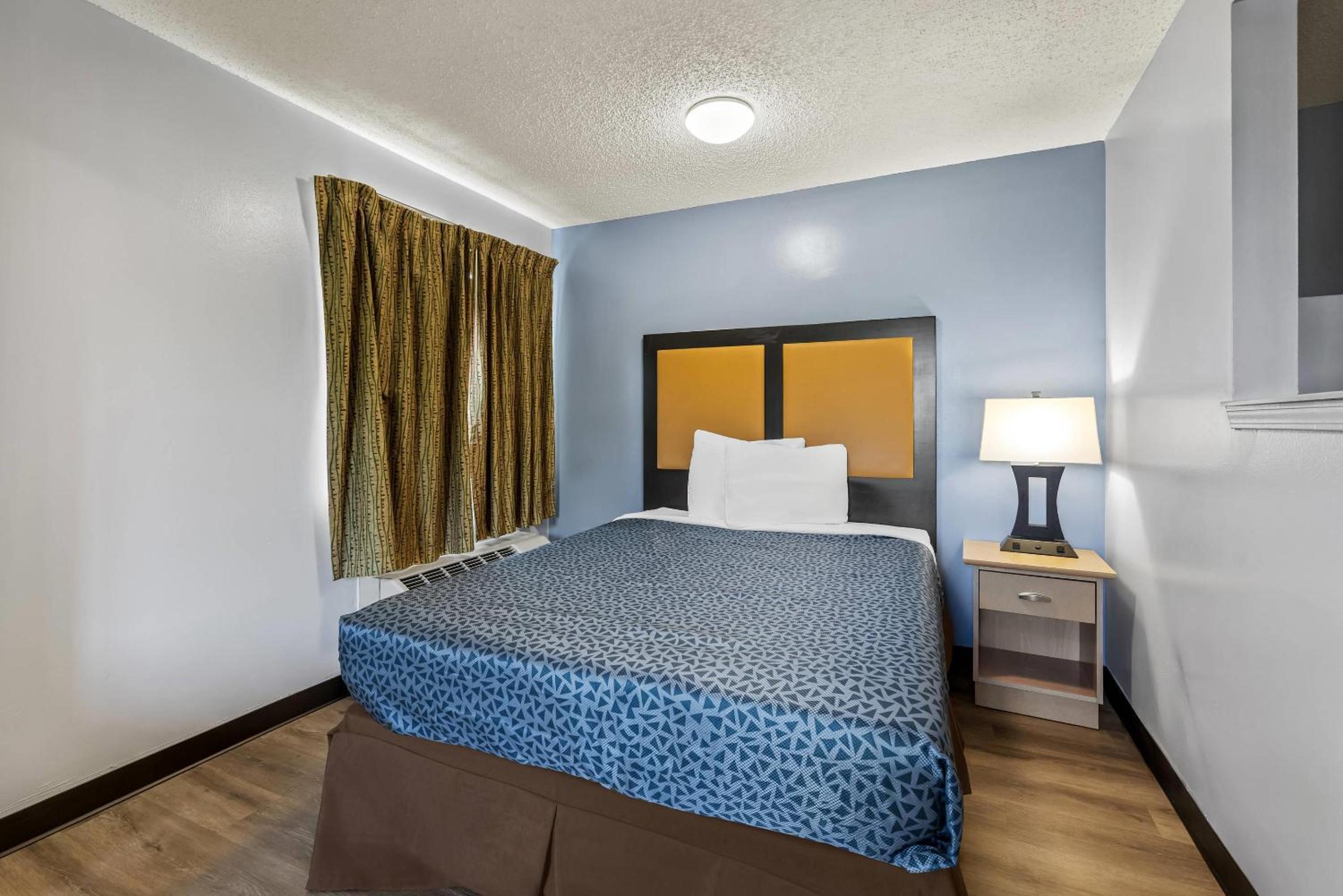 Efficiency Queen Room - Accessible/Non-Smoking photo 2
