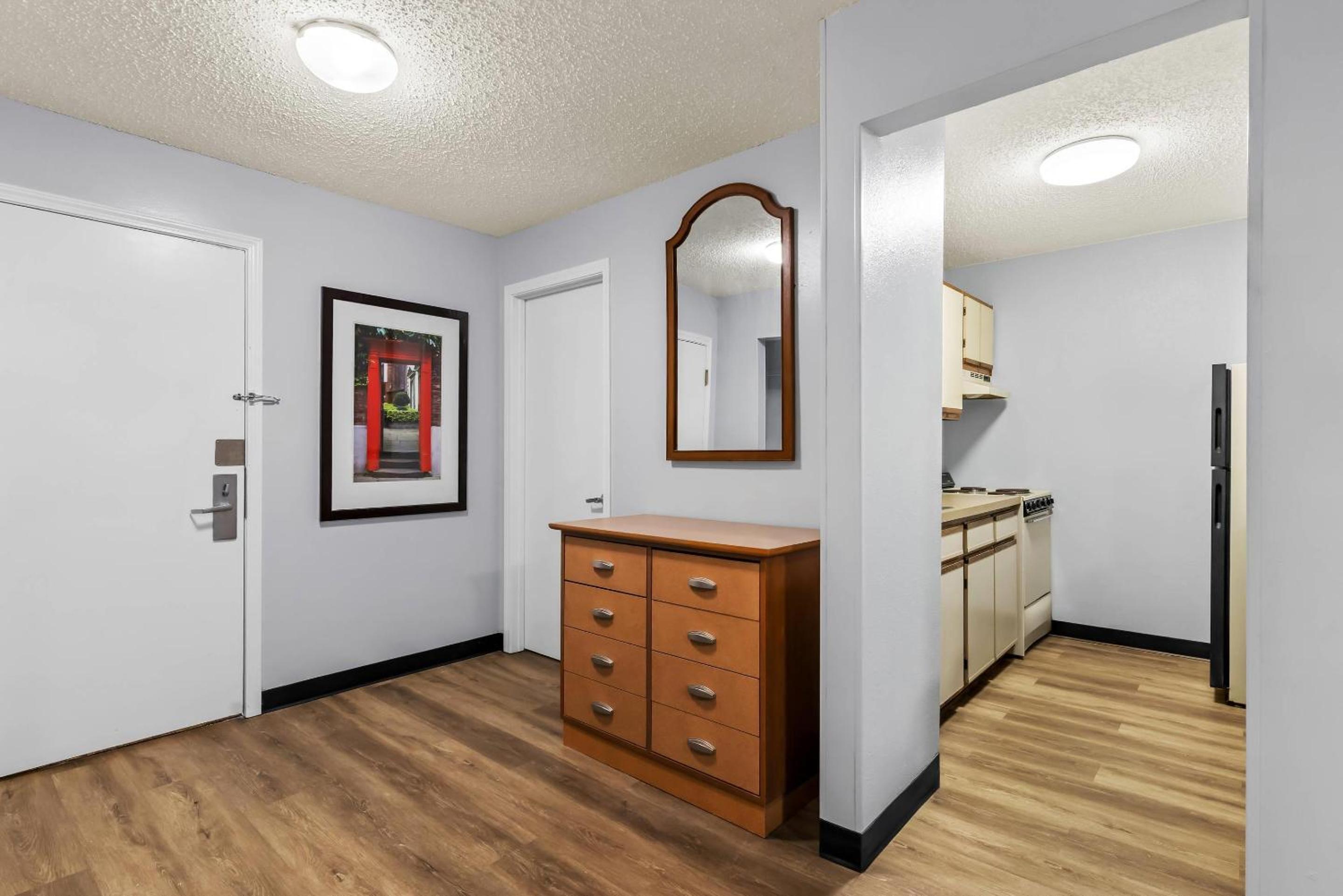 Queen Room with Two Queen Beds - Accessible/Non-Smoking  - Photo 5