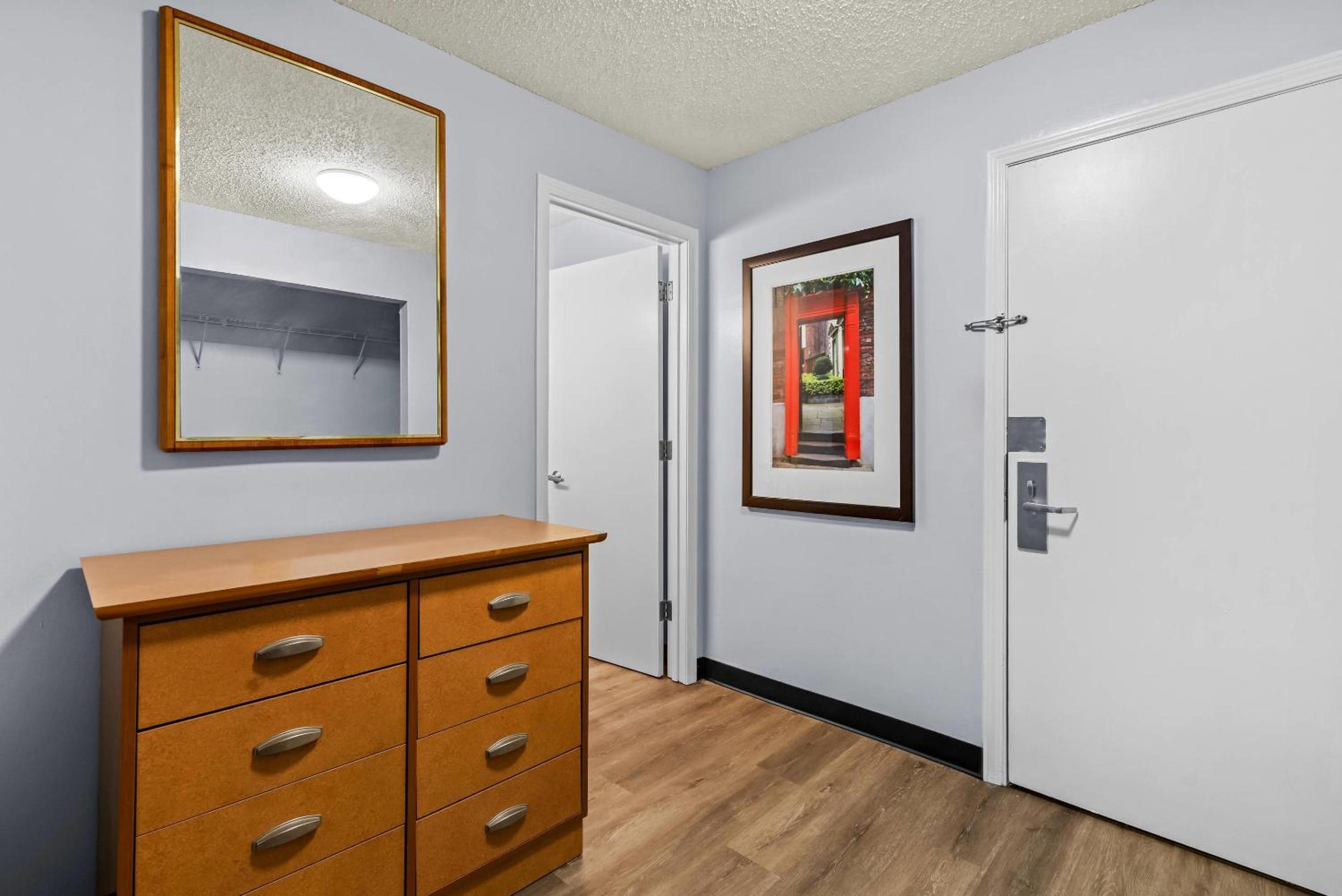 Queen Room with Two Queen Beds - Accessible/Non-Smoking  - Photo 2