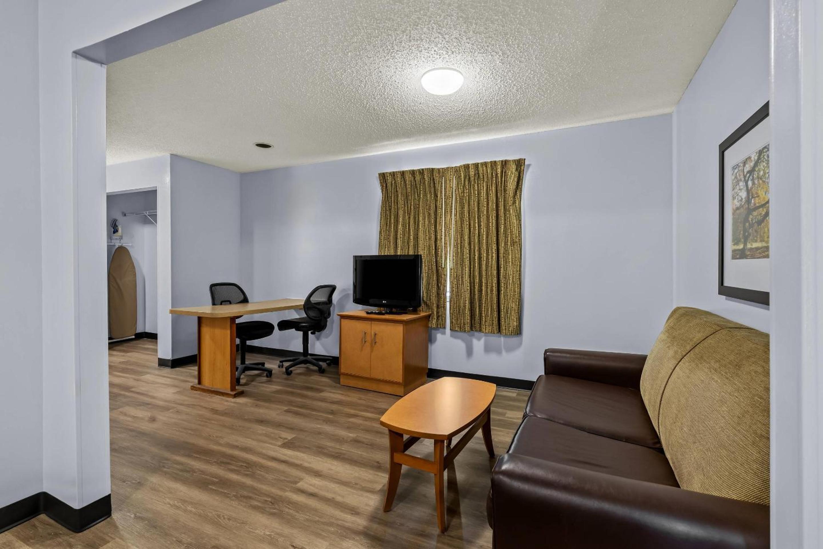 Queen Room with Two Queen Beds - Accessible/Non-Smoking  - Photo 3