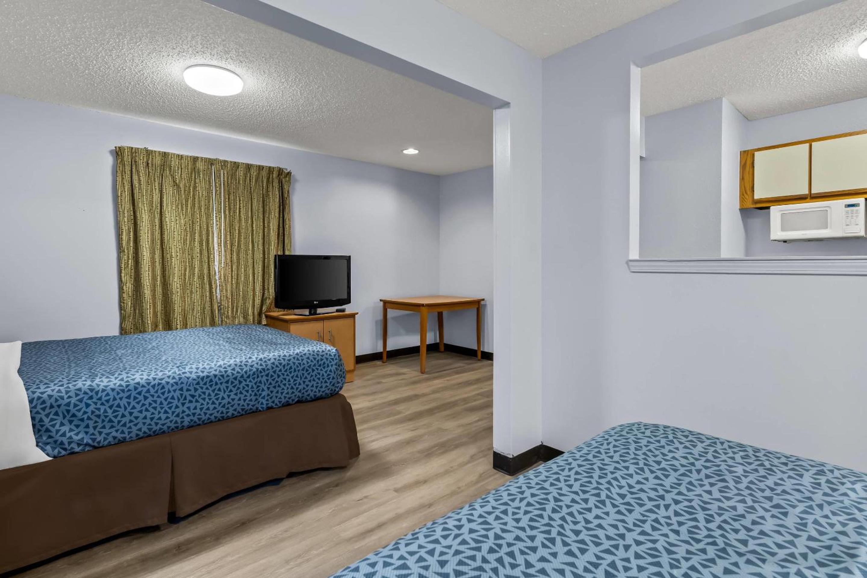 Queen Room with Two Queen Beds - Accessible/Non-Smoking  - Photo 7