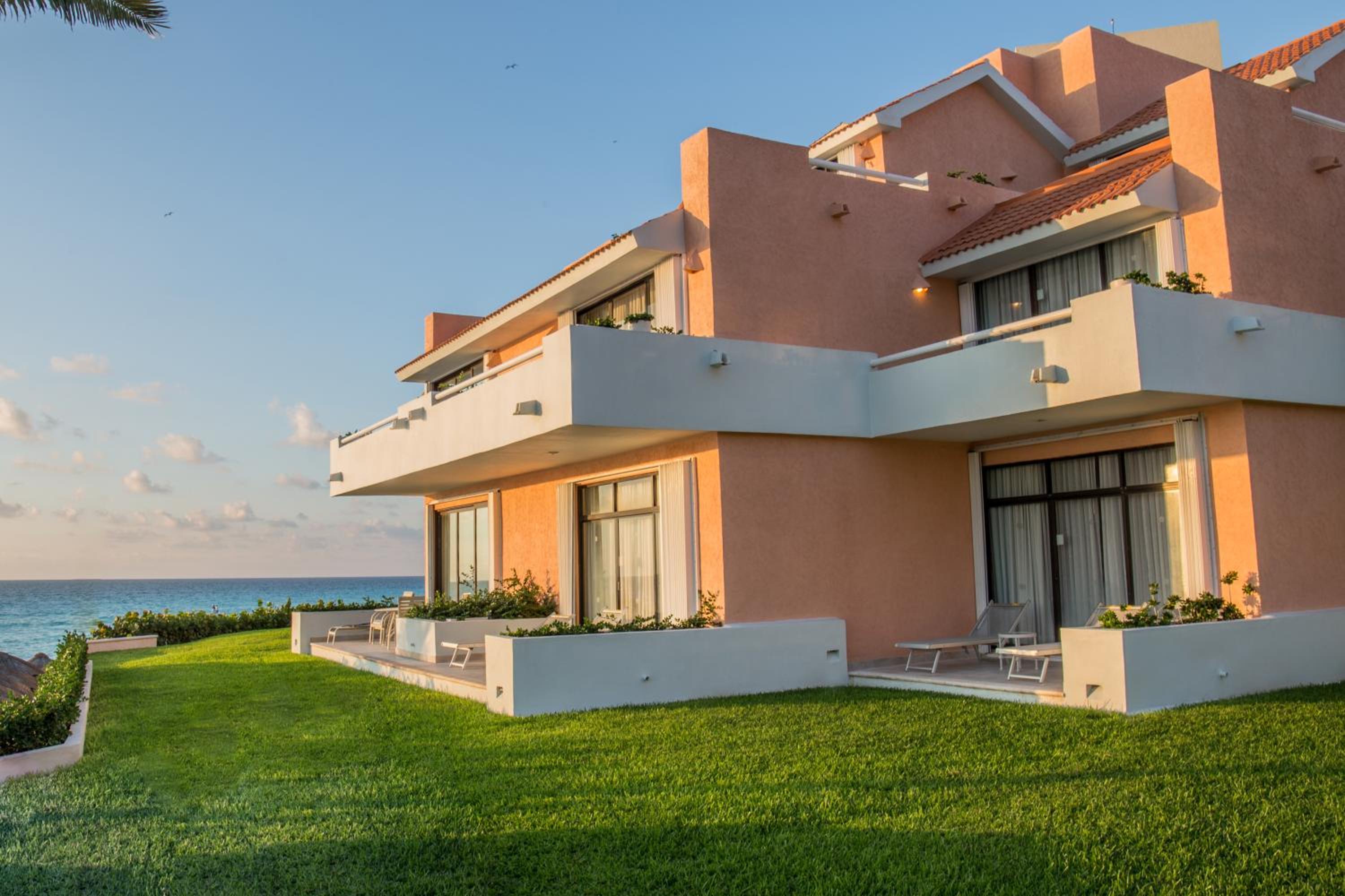 Three-Bedroom Deluxe Villa with Two King Beds and Two Double Beds - Non-Smoking - Photo 2