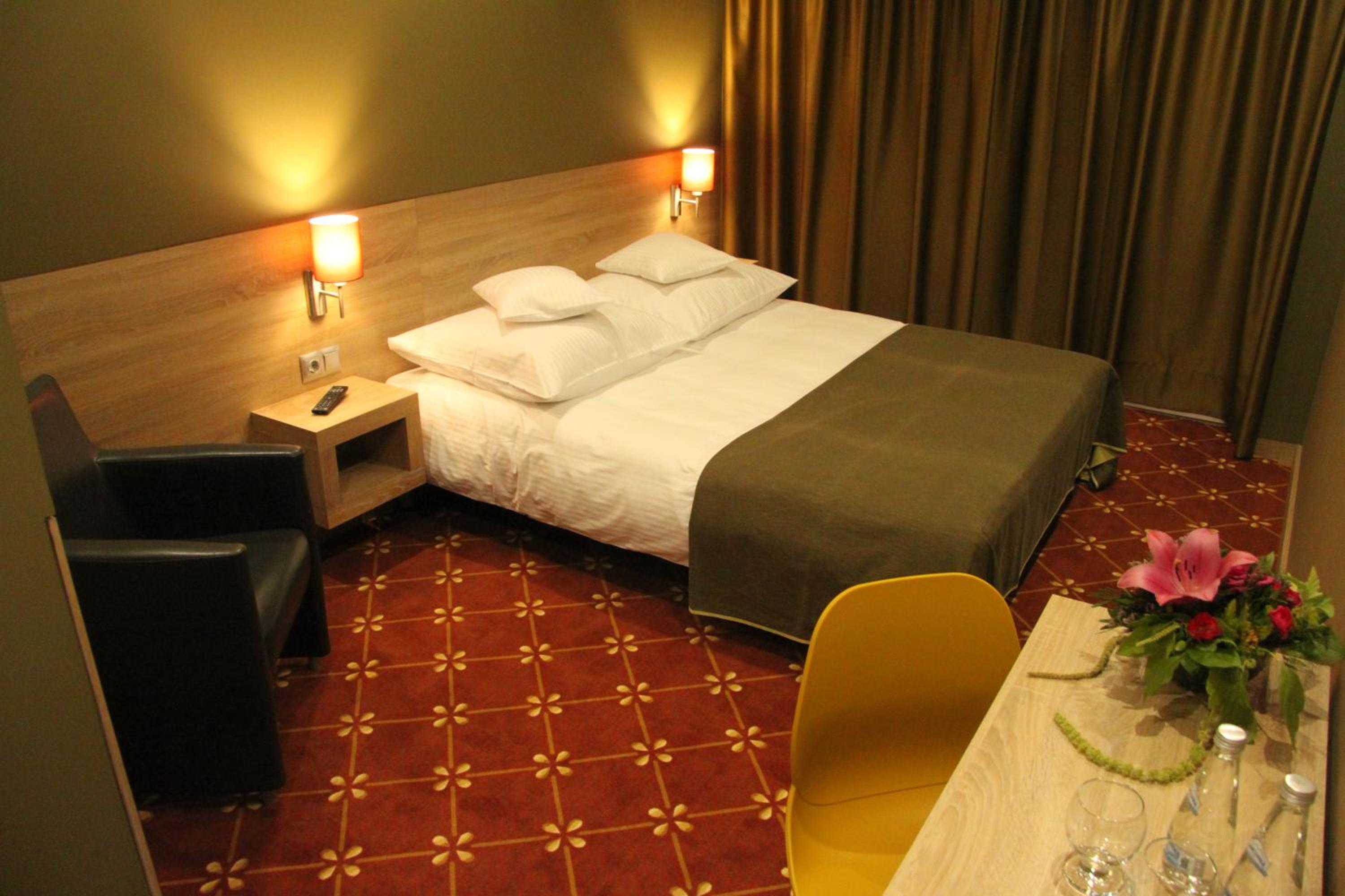 Deluxe Double or Twin Room with Balcony - Photo 9