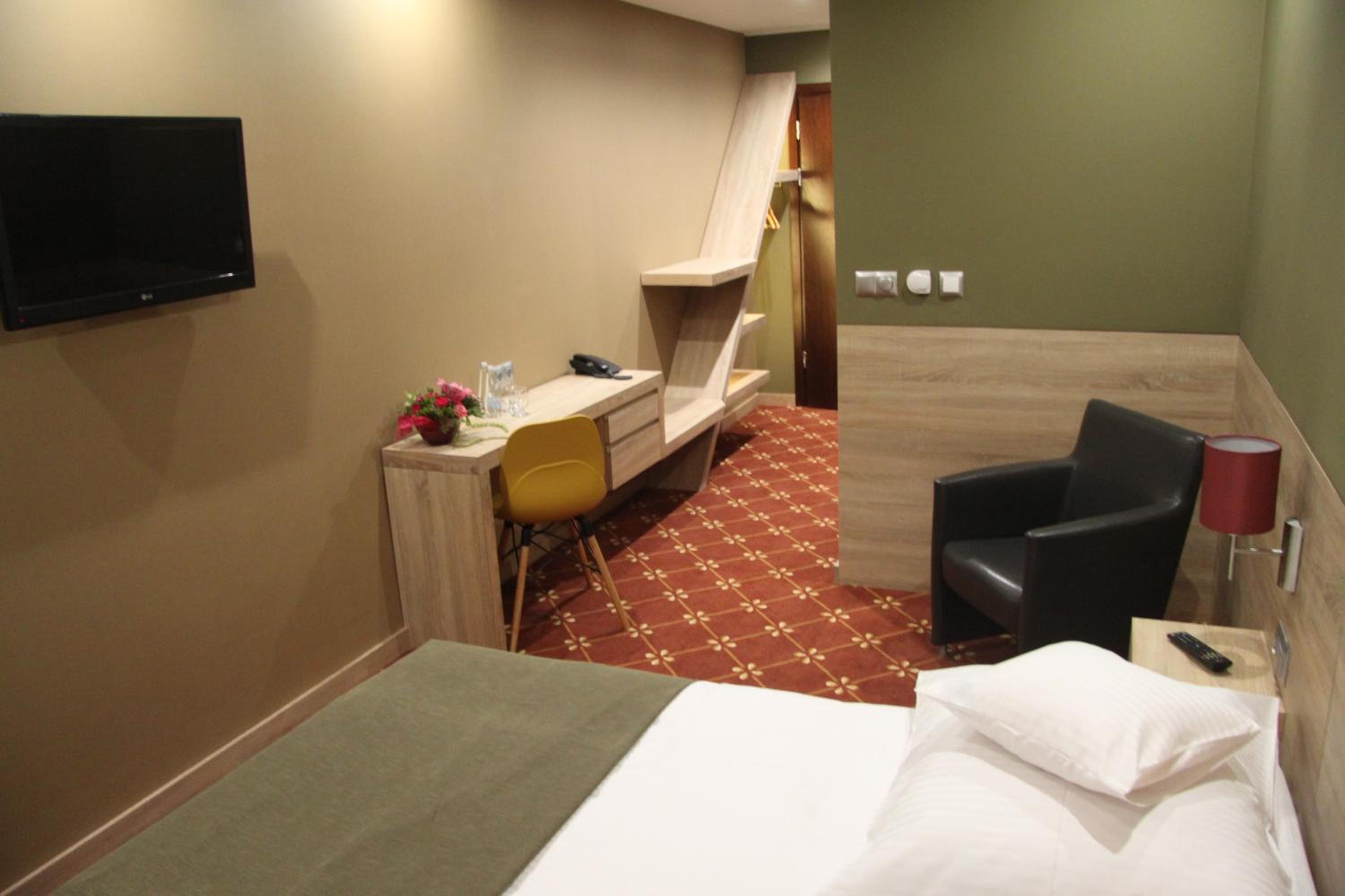 Deluxe Double or Twin Room with Balcony - Photo 4