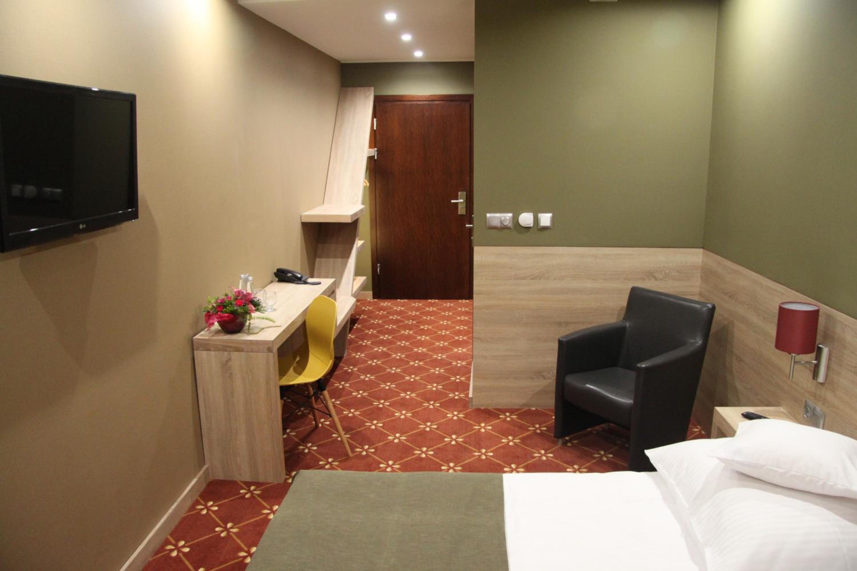 Deluxe Double or Twin Room with Balcony - Photo 3