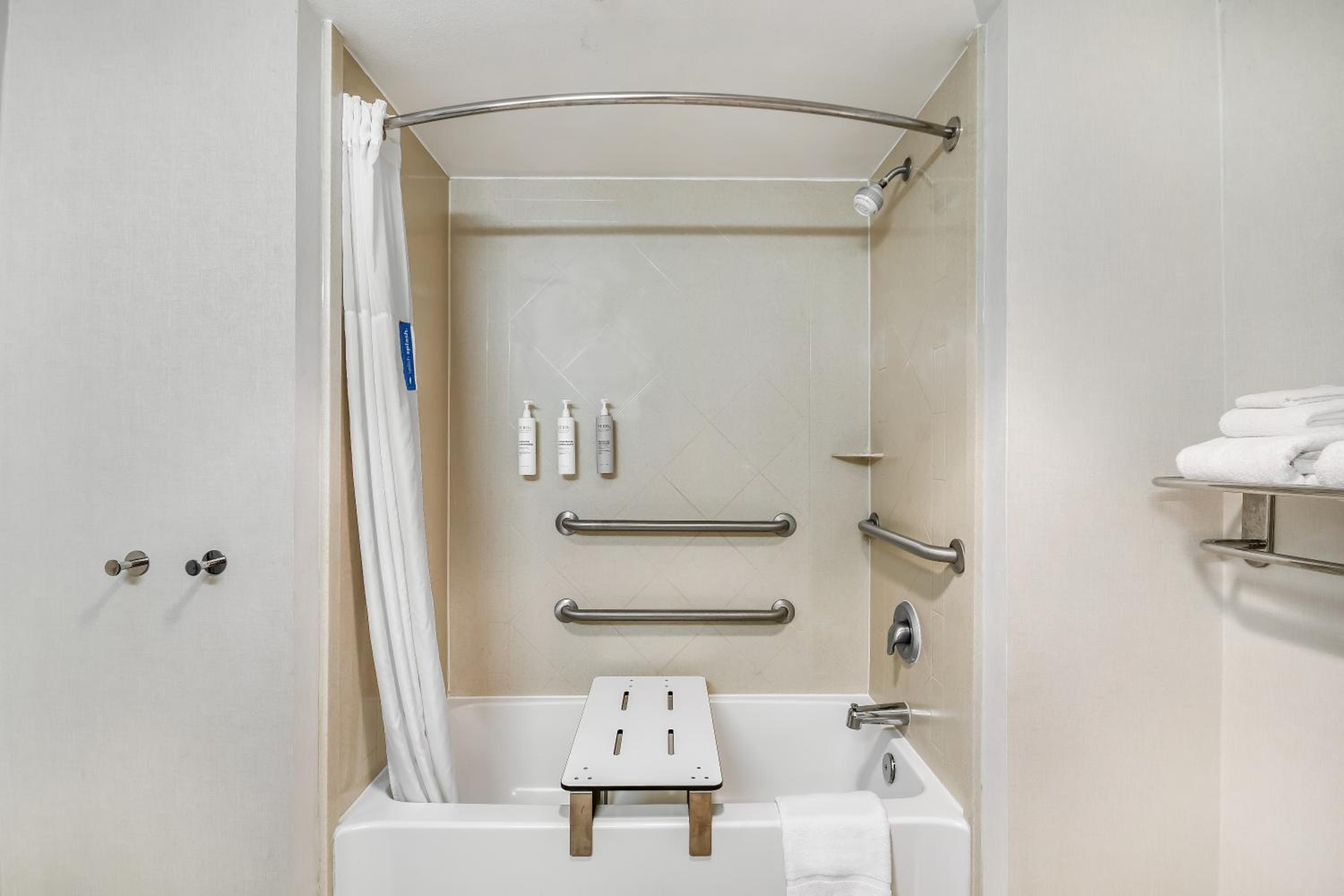 Queen Room with Two Queen Beds - Mobility Access/Non-Smoking - Photo 3