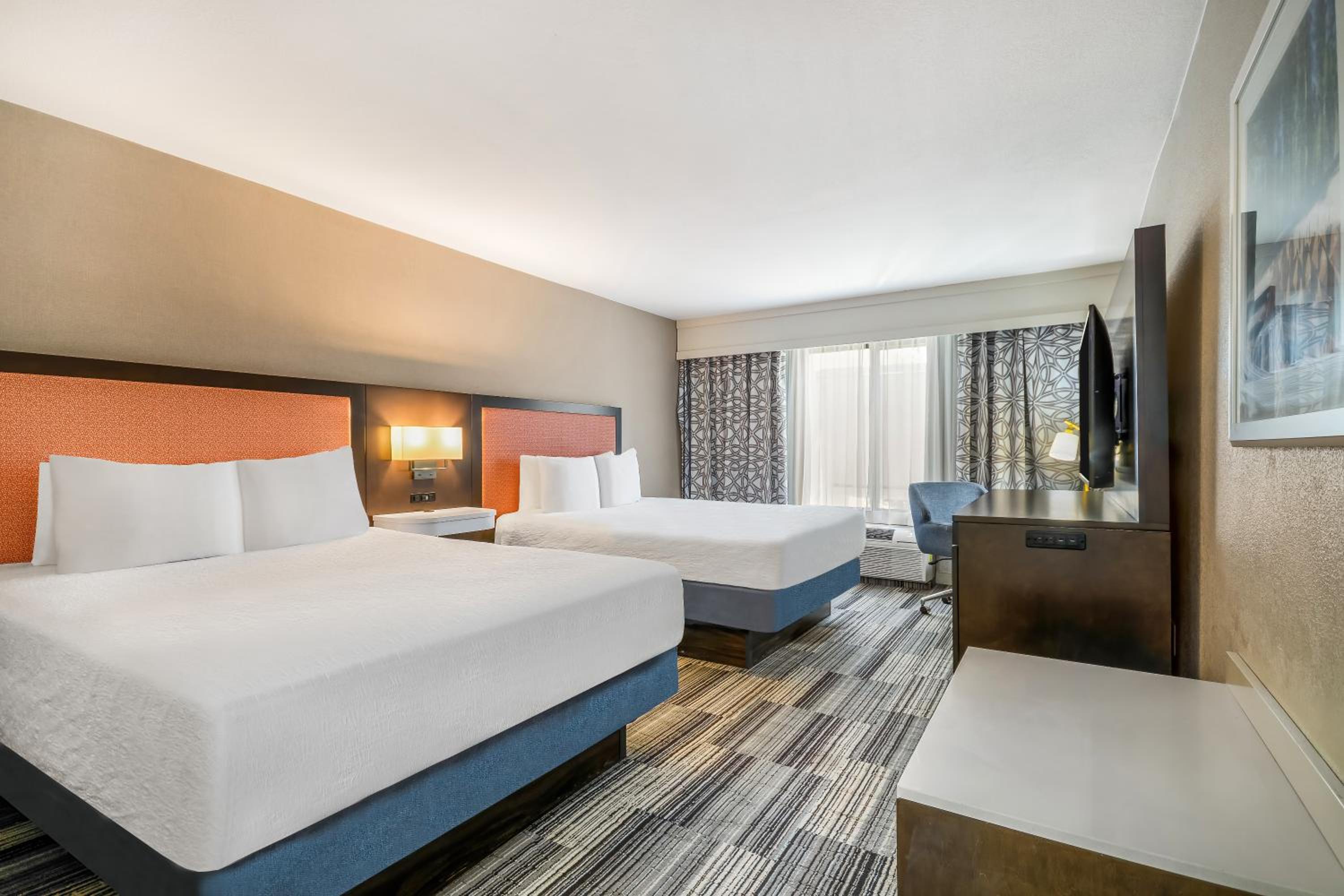 Room with Two Queen Beds - Non-Smoking - Photo 3