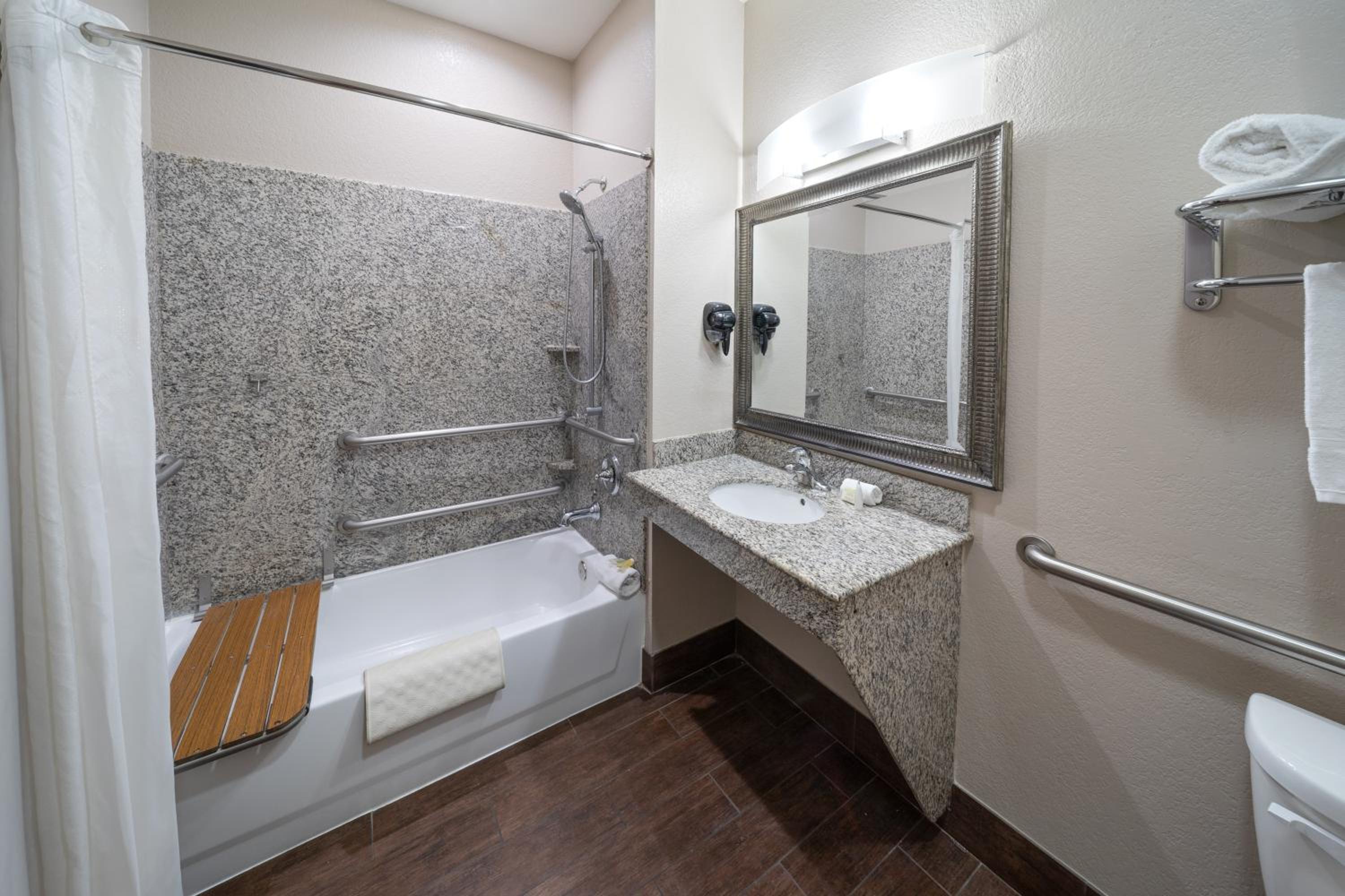 King Room with Mobile/Hearing Access and Bathtub with Grab Bars, Non-Smoking - Photo 8