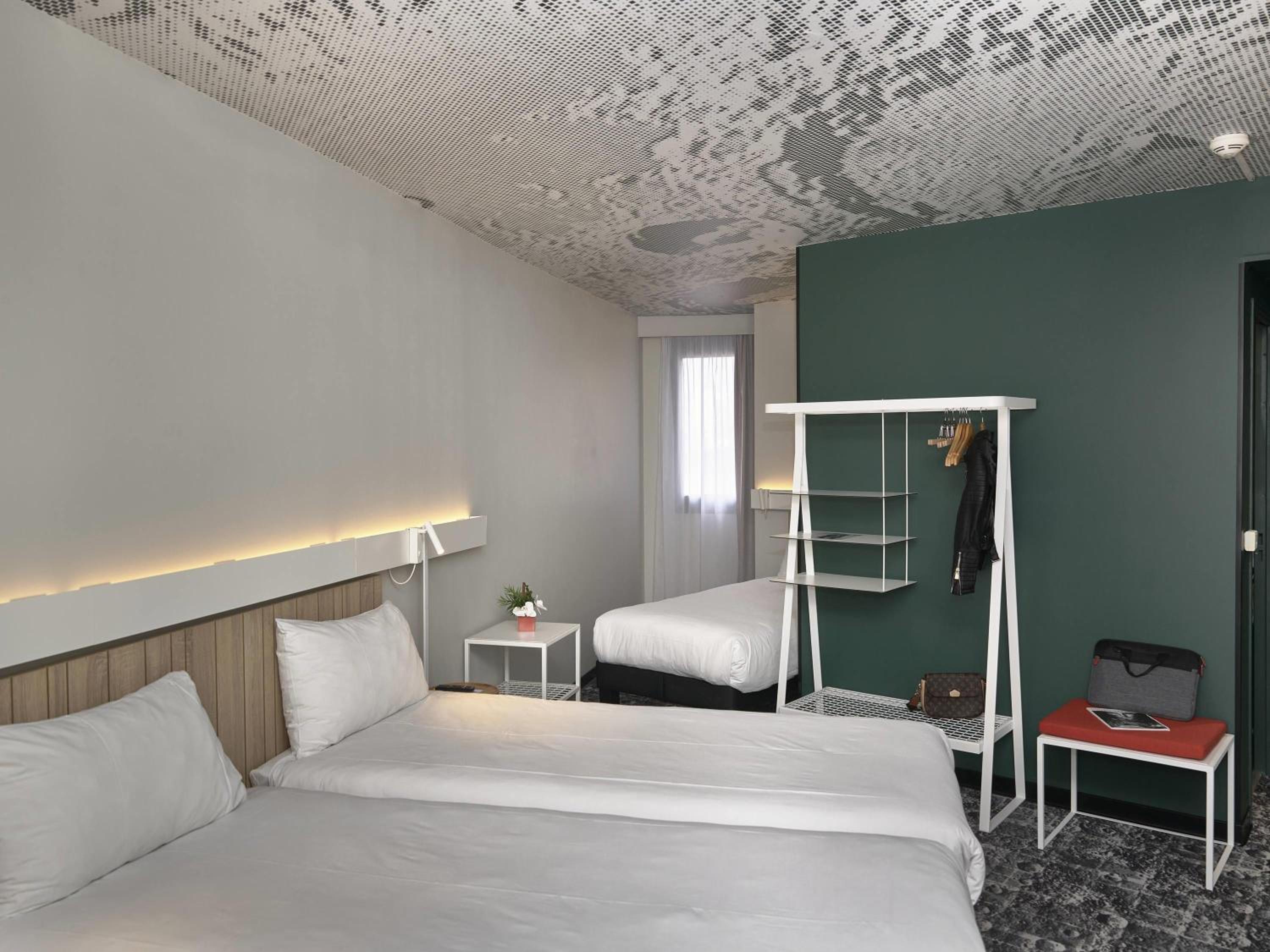 Room with 3 Single Beds - Photo 1