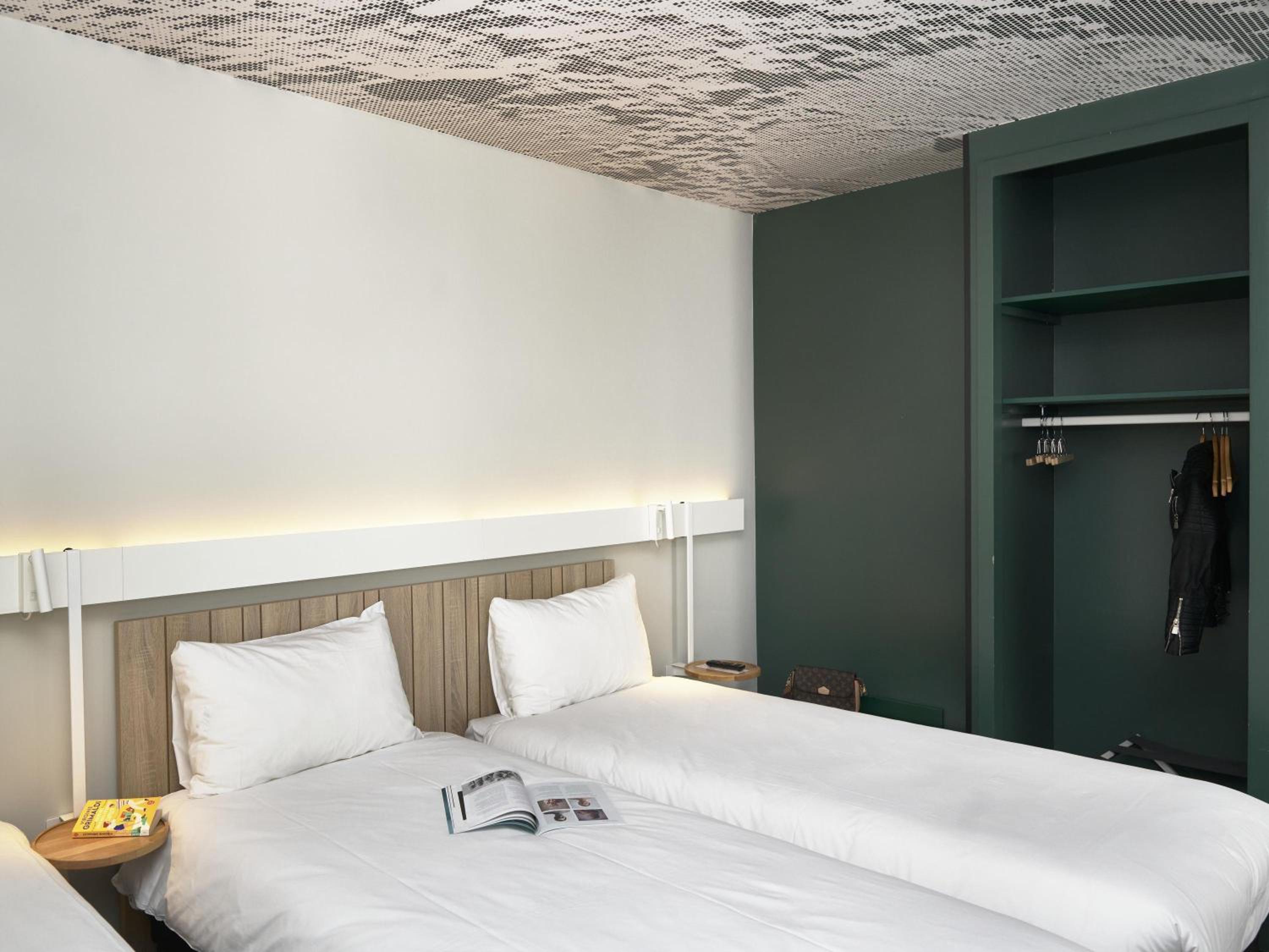 Room with 3 Single Beds - Photo 2