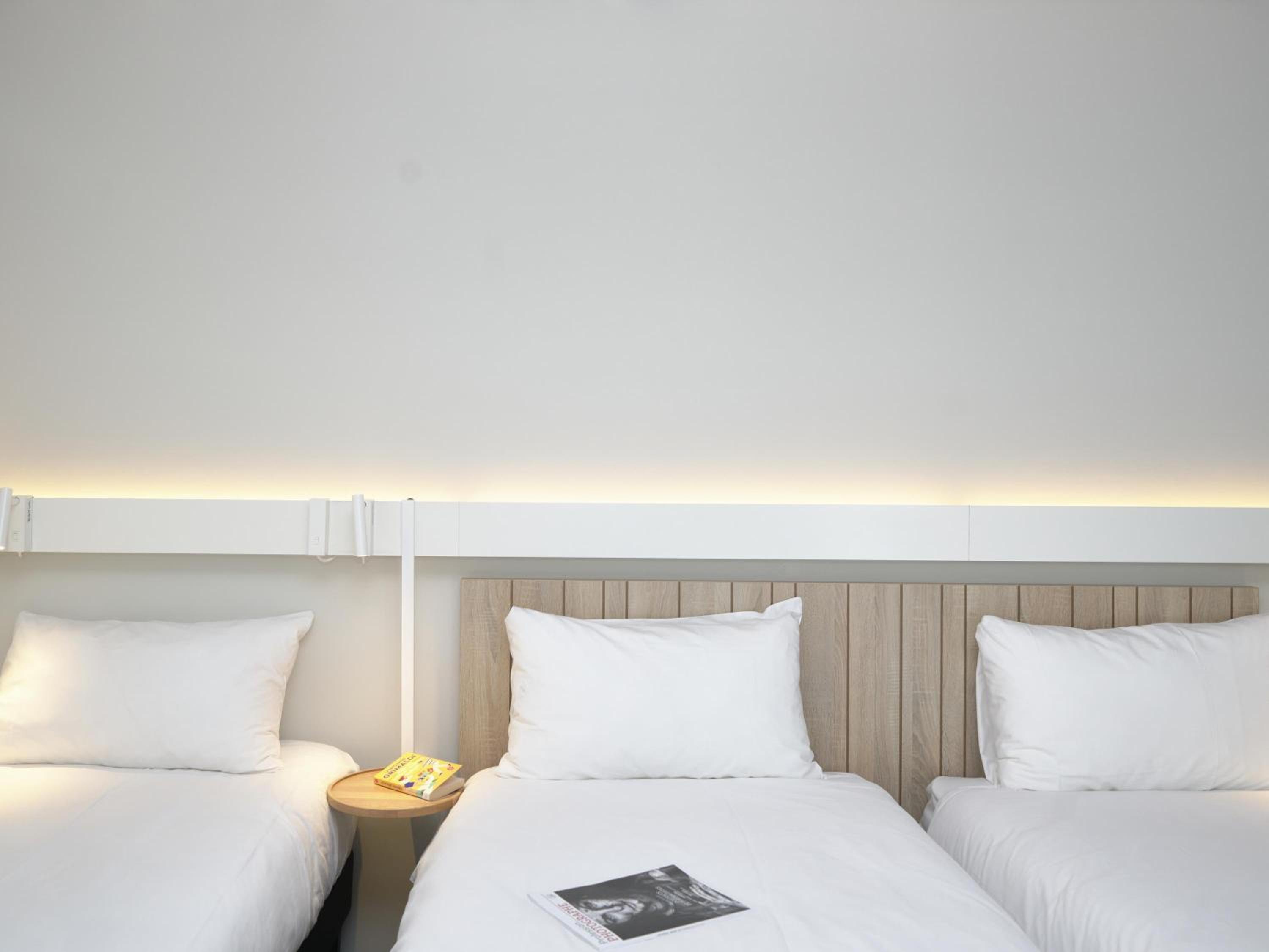 Room with 3 Single Beds - Photo 5
