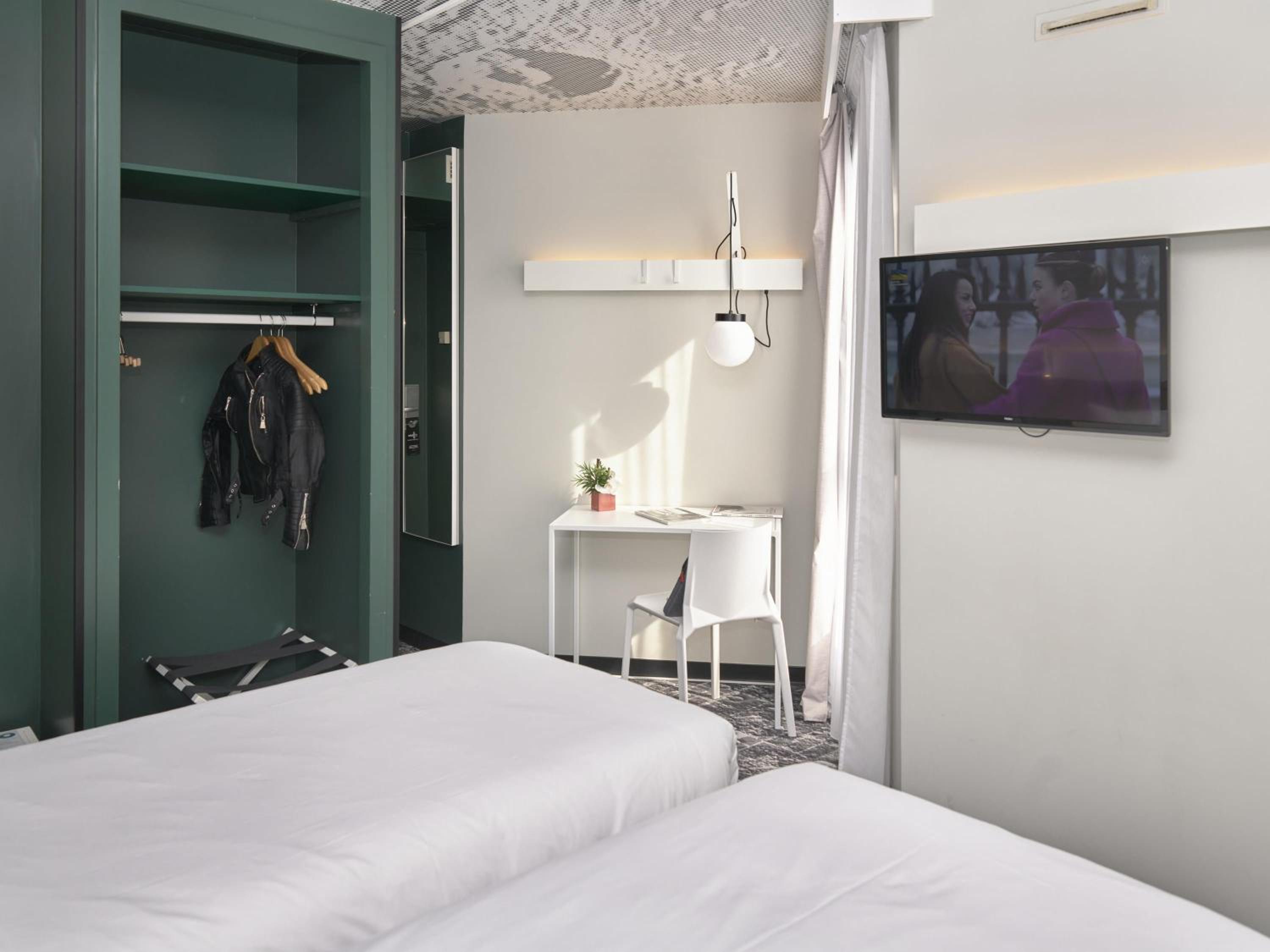 Room with 3 Single Beds - Photo 4