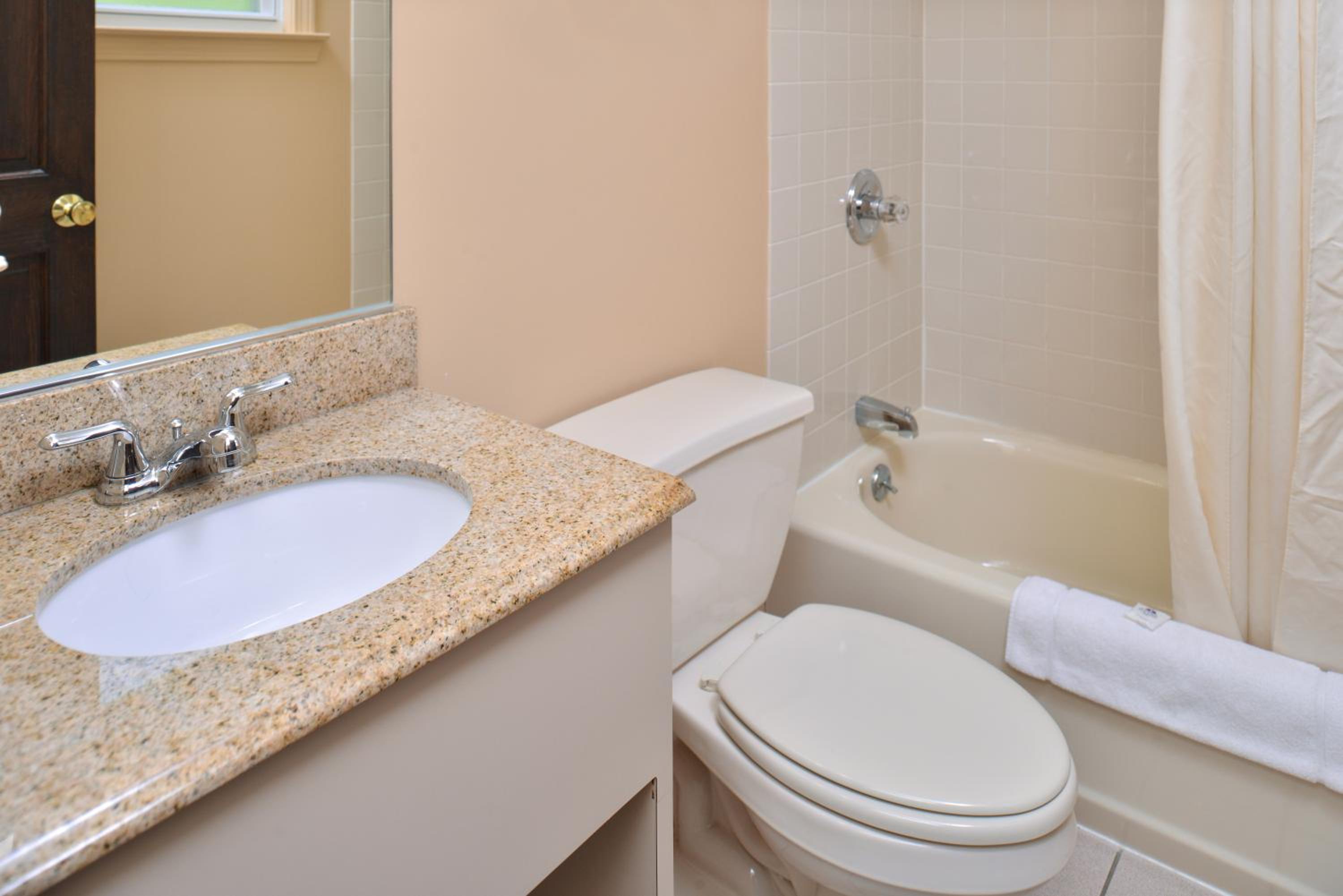 Queen Room - Photo 10