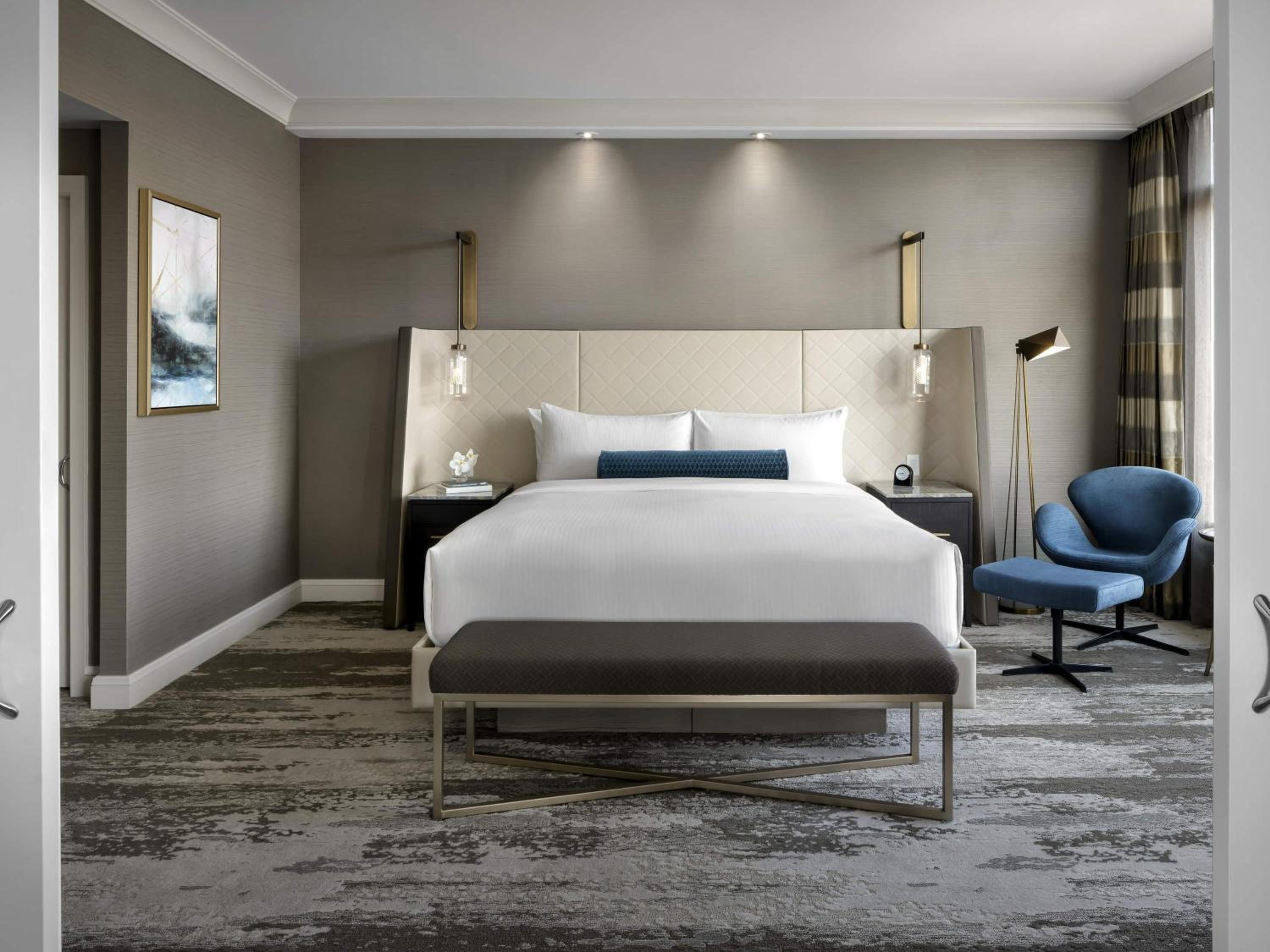 Fairmont Gold Signature King Suite with Runway View - Photo 1