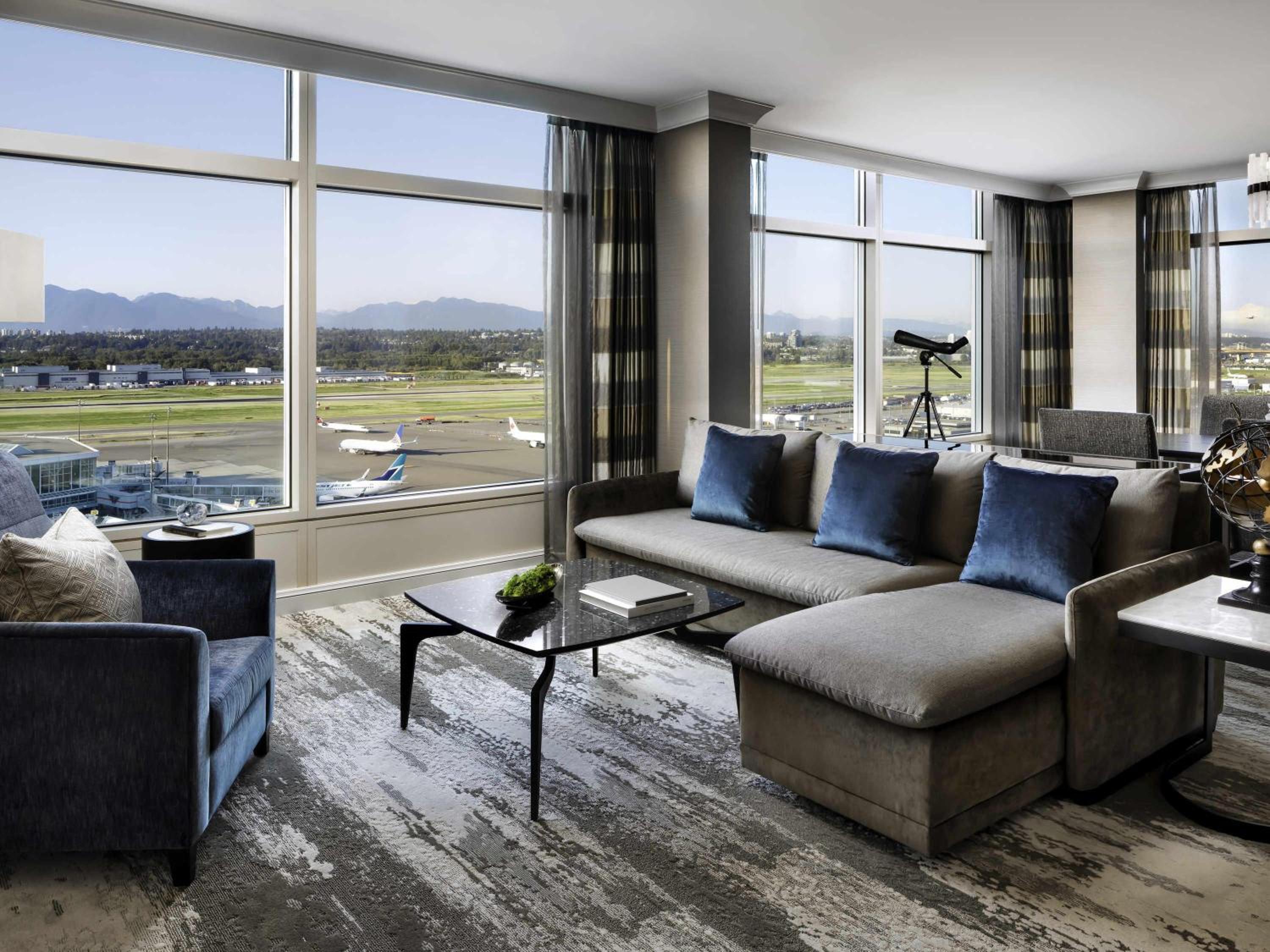 Fairmont Gold Signature King Suite with Runway View - Photo 3
