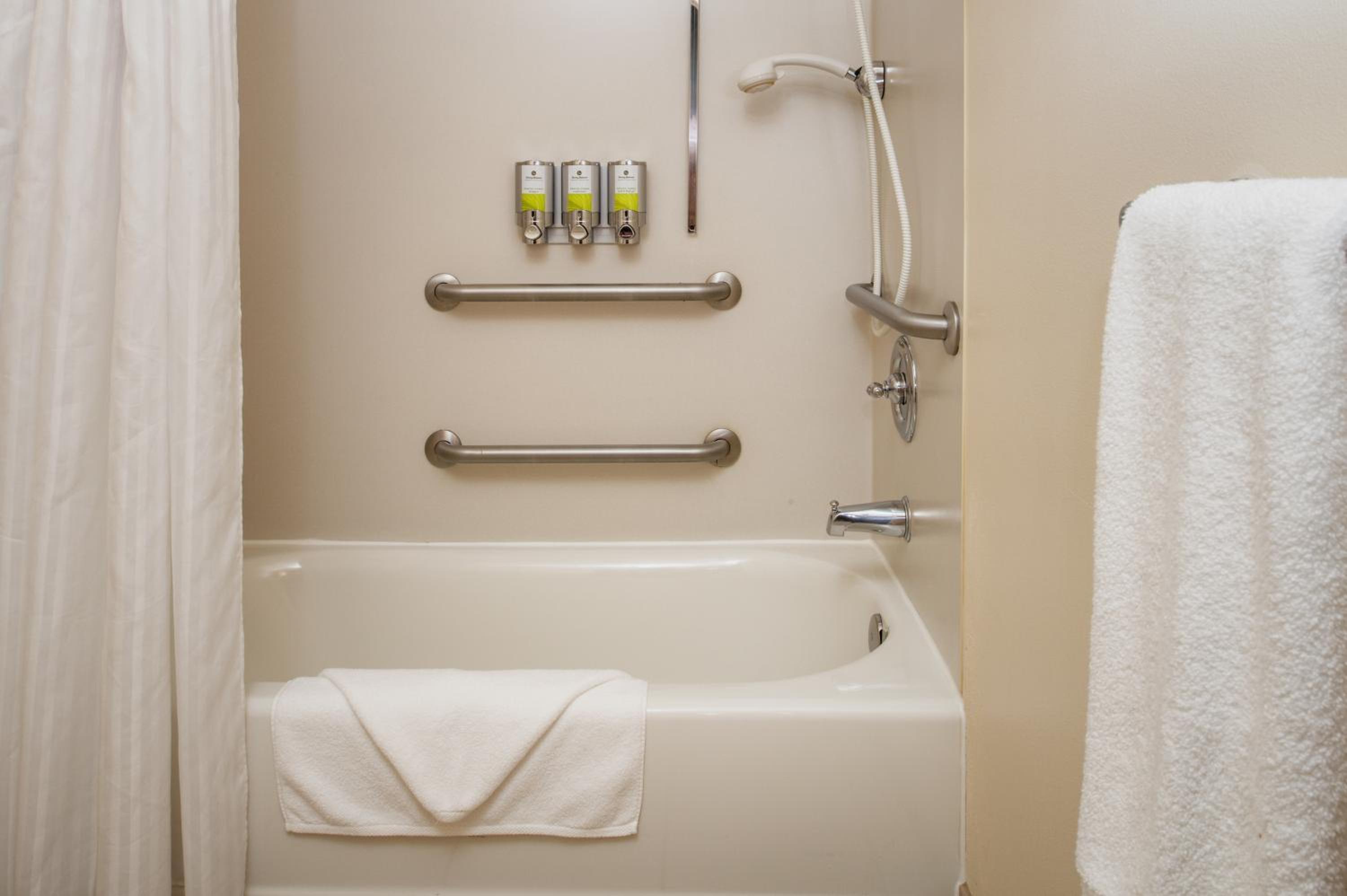 Studio Suite Mobility Accessible w/Tub