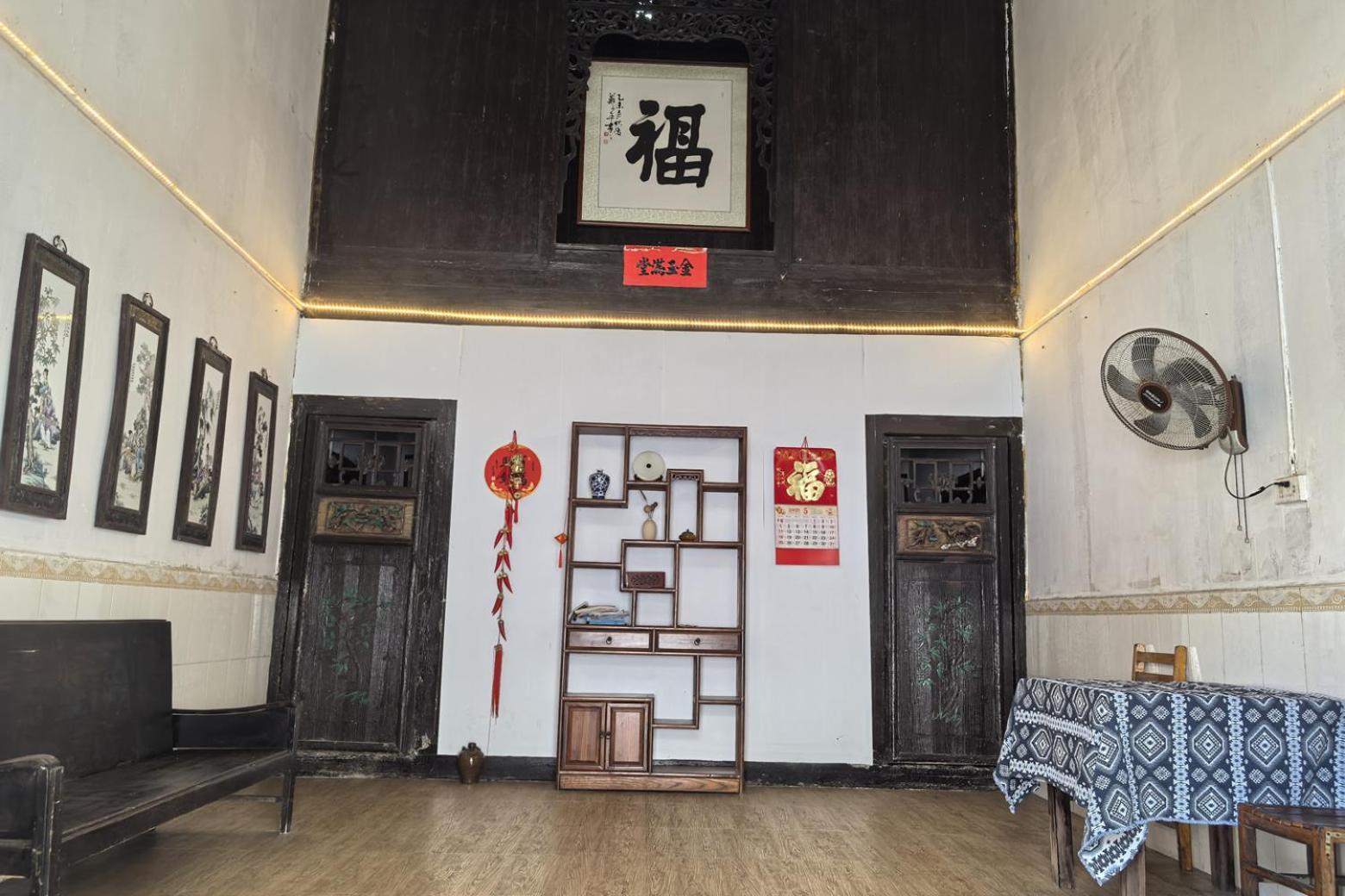 Queen Room photo 2