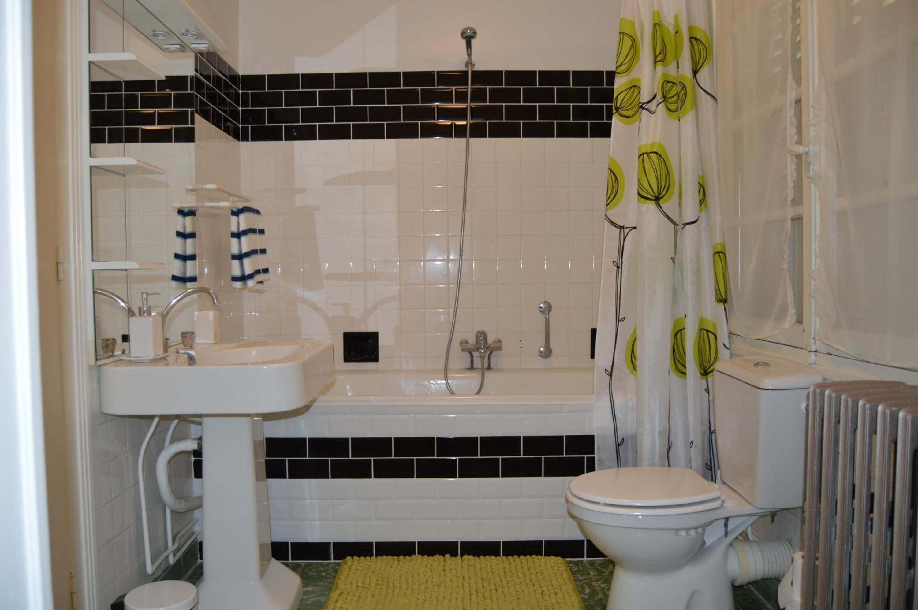 Family Room with Private Bathroom - Photo 3