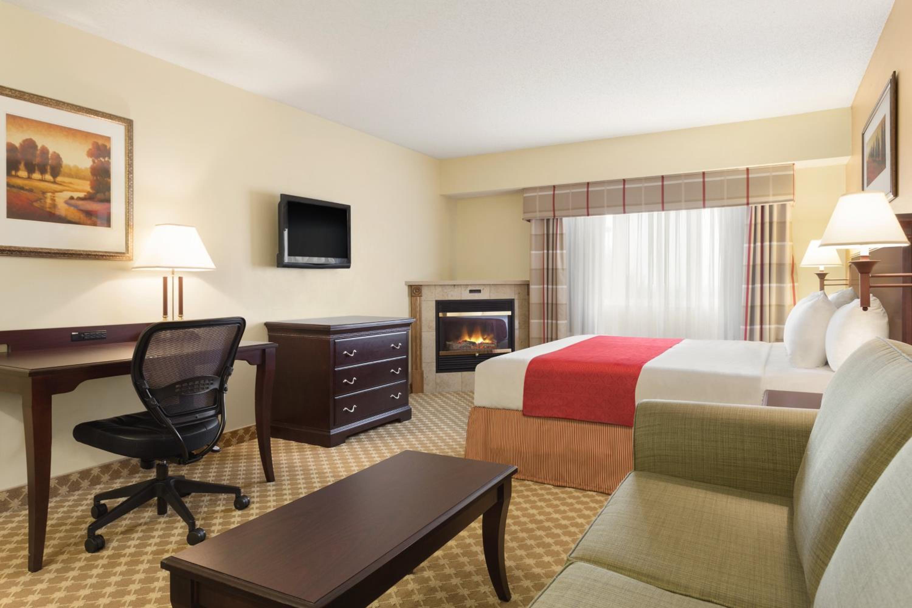 One-Bedroom King Suite with Sofa Bed - Photo 3