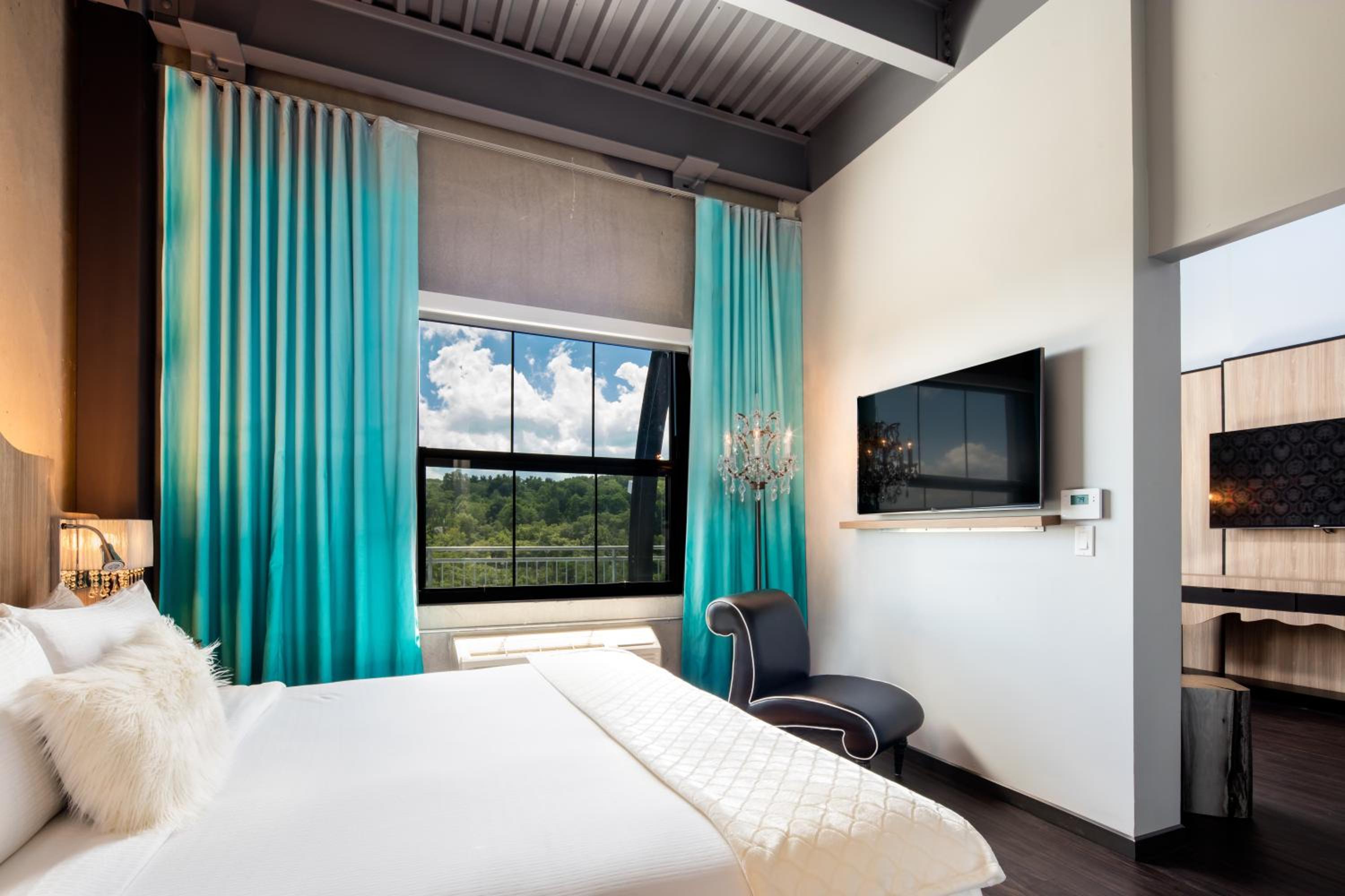 King Suite with Balcony and Accessible Roll-In Shower - Disability Access photo 2