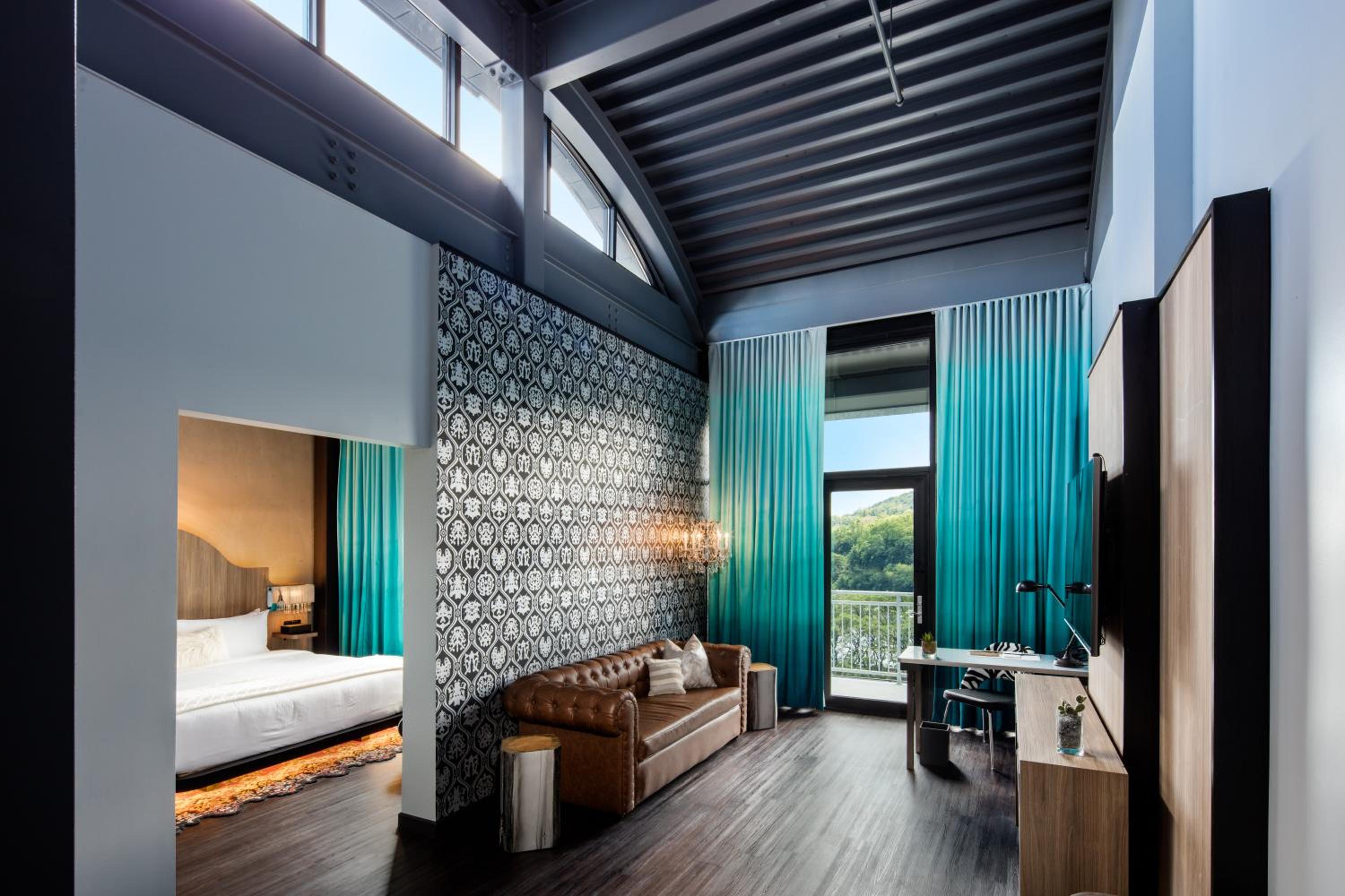 King Suite with Balcony photo 2
